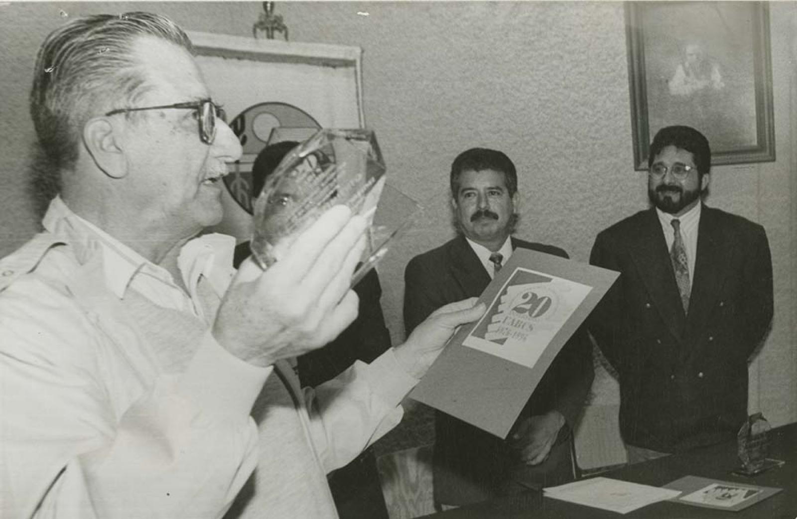 Néstor Agúndez “El poeta”, recibe reconocimiento.