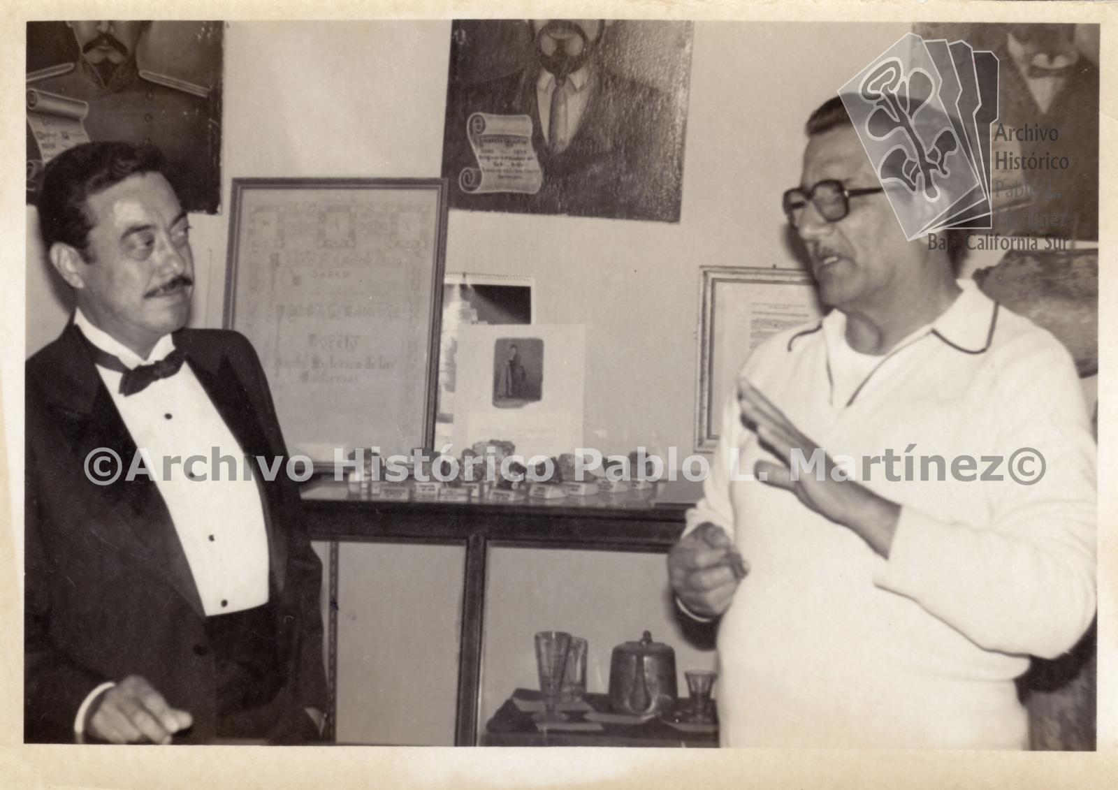 Néstor Agúndez Martínez y acompañante, en el interior del Centro Cultural Siglo XXI, actualmente, Centro Cultural de Todos Santos "Prof. Néstor Agúndez Martínez".
