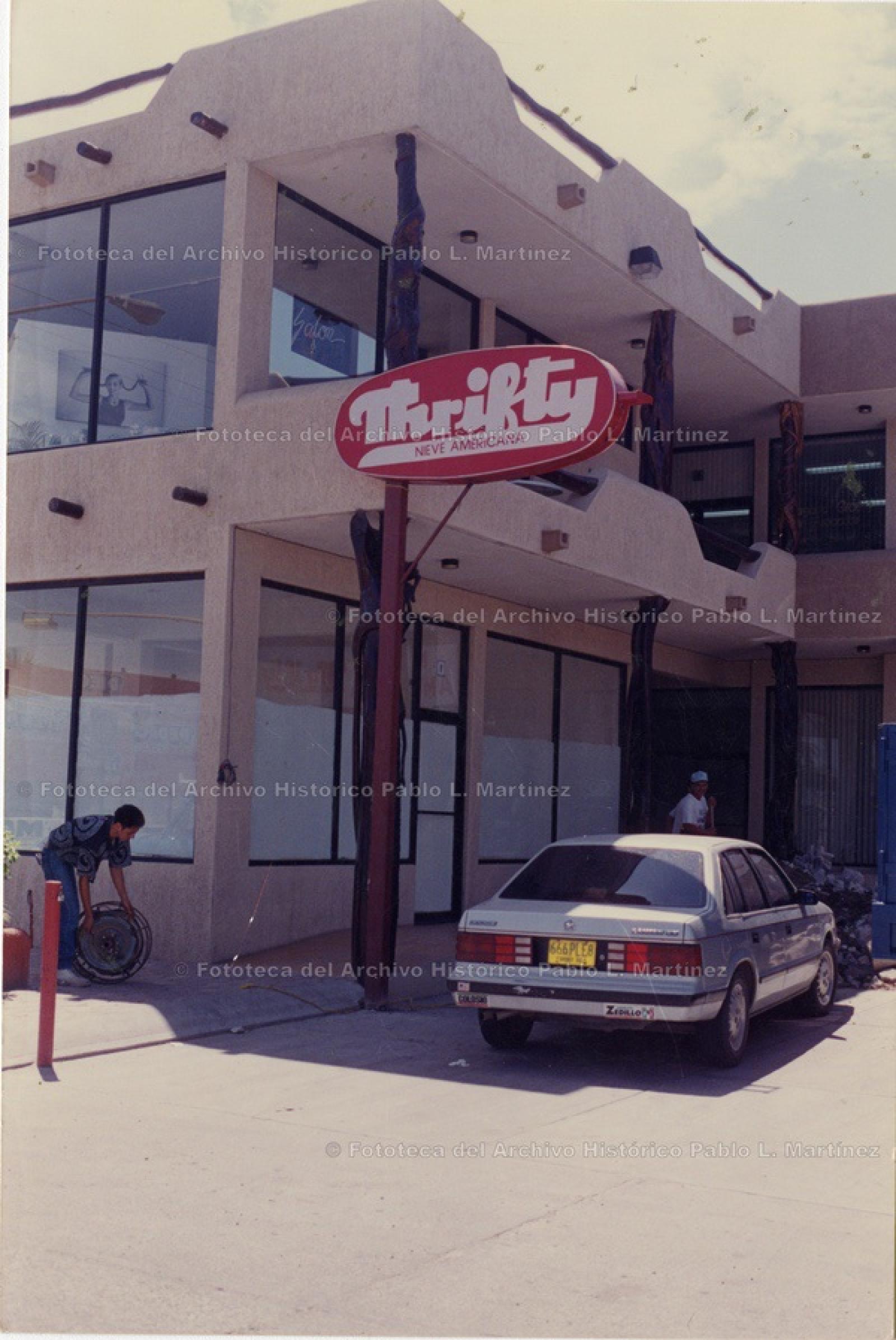 Nevería “Thrifty”, en edificio entre boulevard 5 de Febrero e Ignacio Ramírez, La Paz.