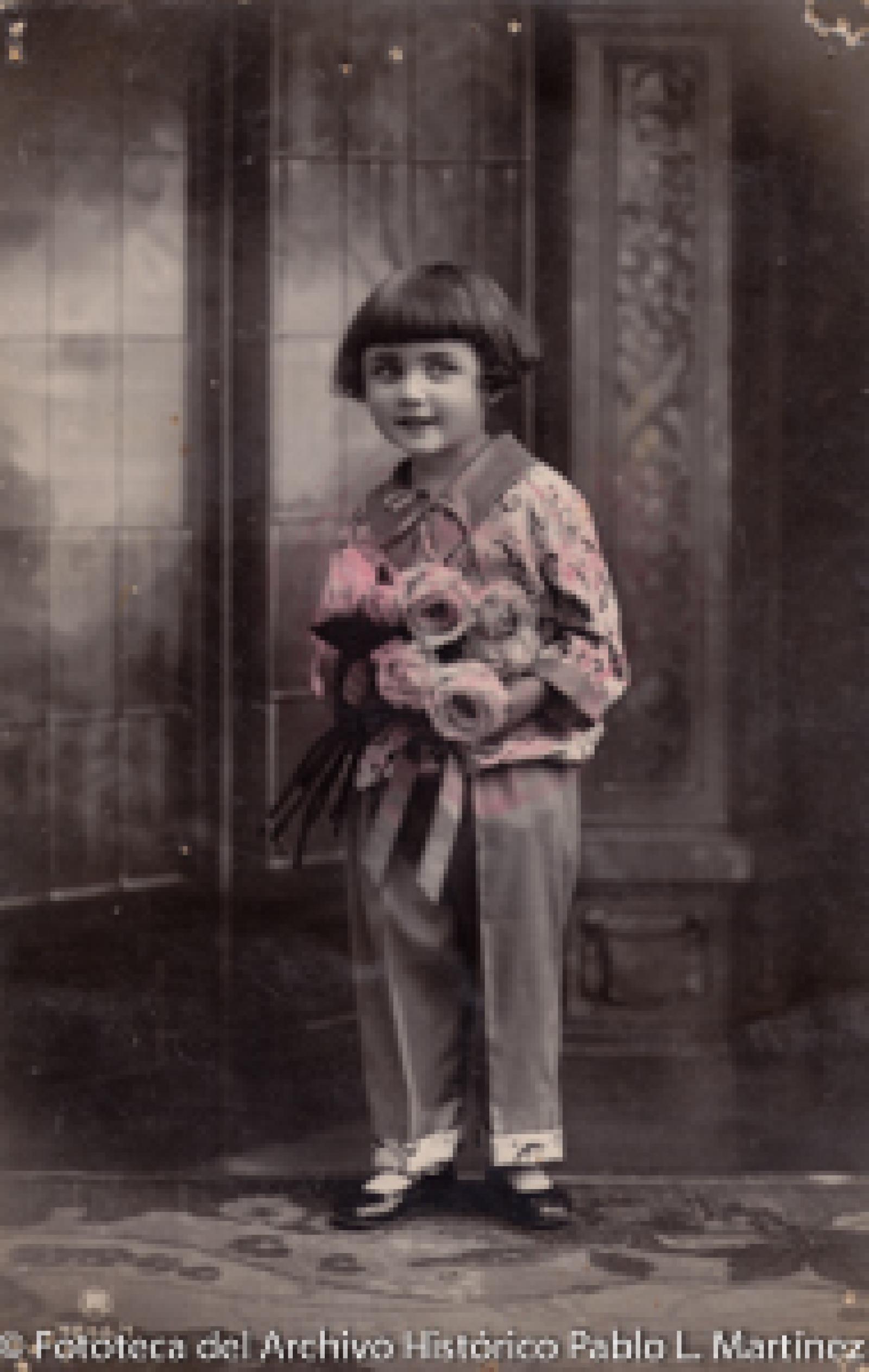 Niña con ramo de rosas.