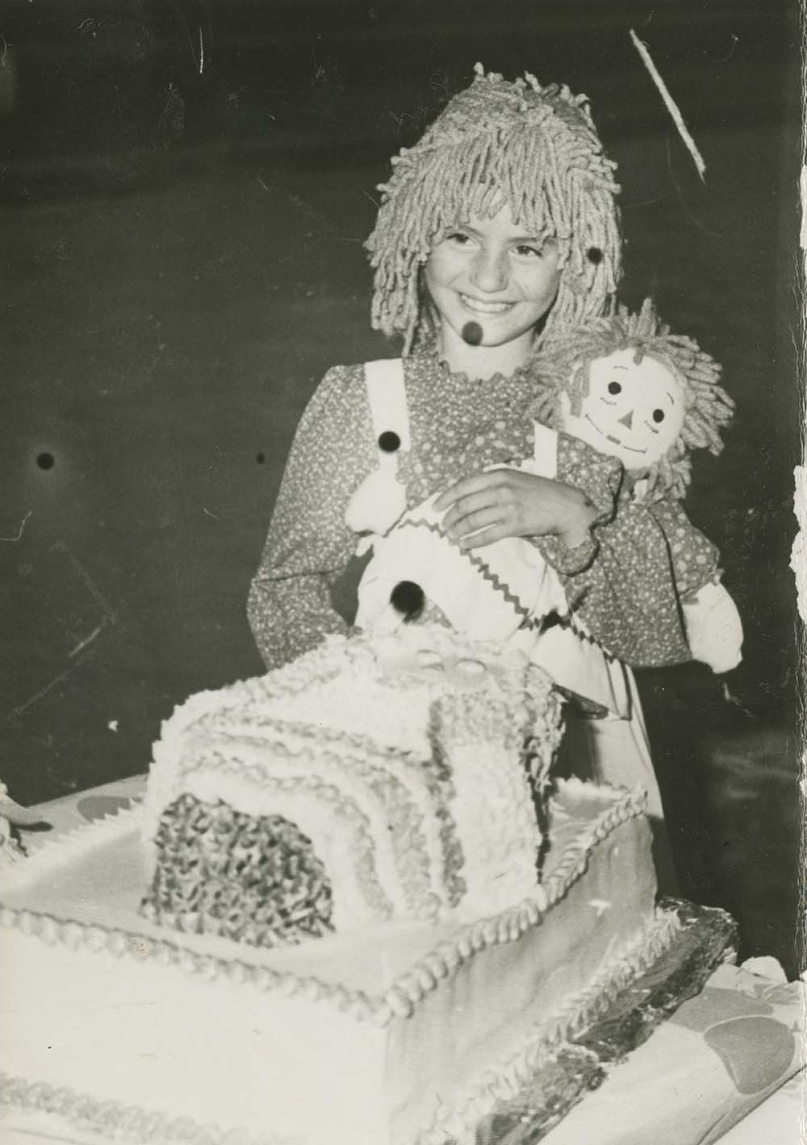 Niña festeja su cumpleaños.