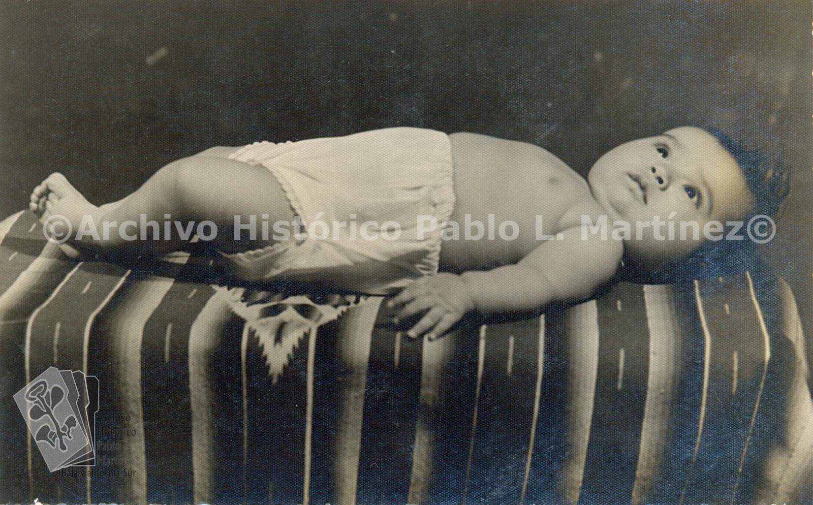 Niña Flora Martínez a la edad de 4 meses. Grupo de niños perfectos de la generación 1944.