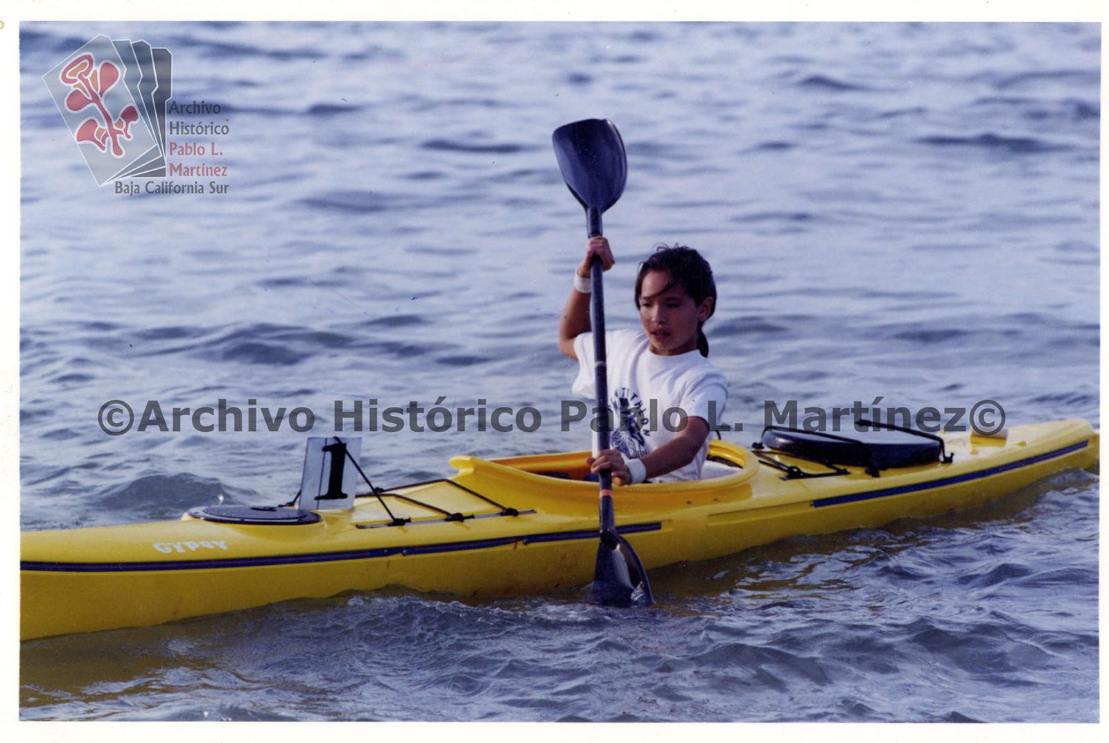 Niña rema kayak.
