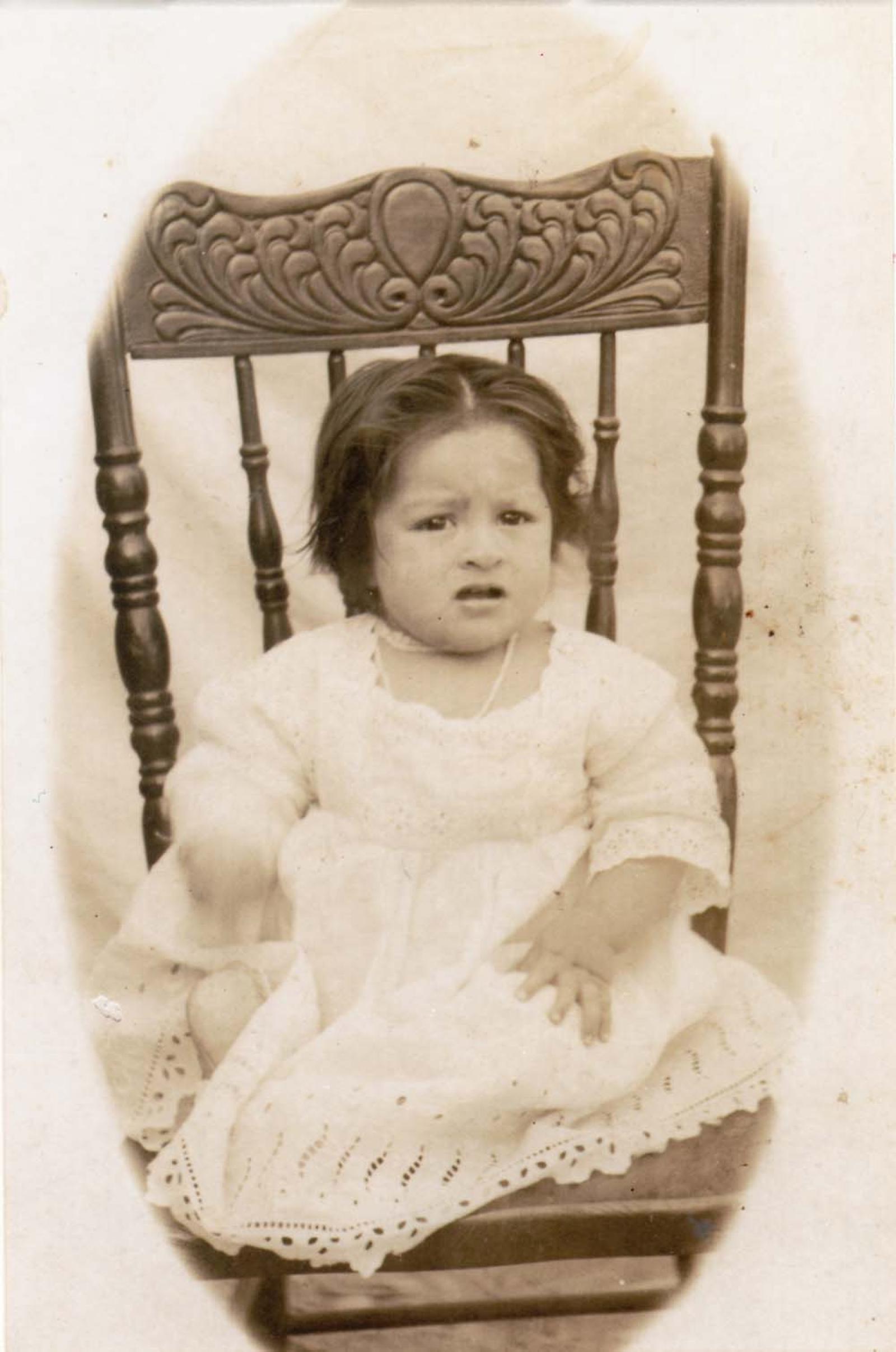 Niña sentada, retrato.