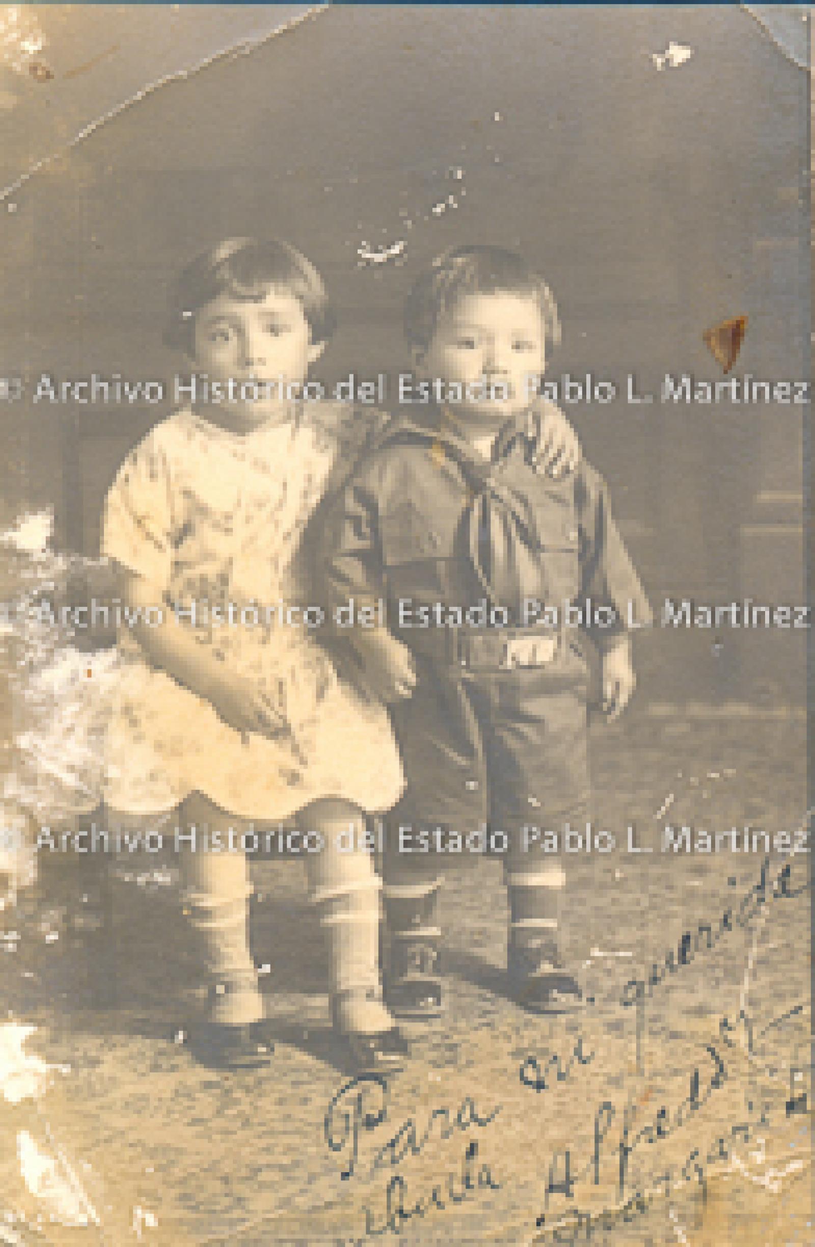 Niña y niño, retrato.