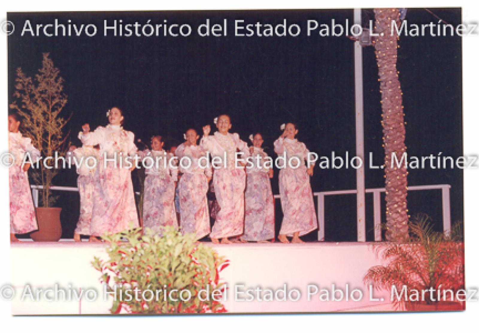 Niñas en baile hawaiano.