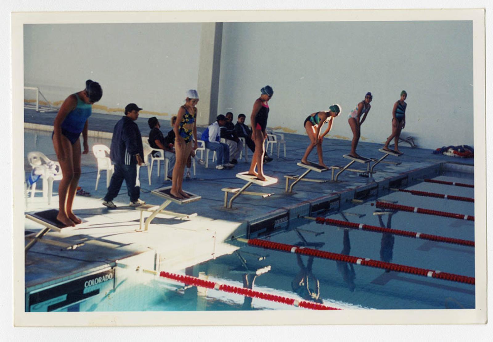 Niñas en entrenamiento de natación.