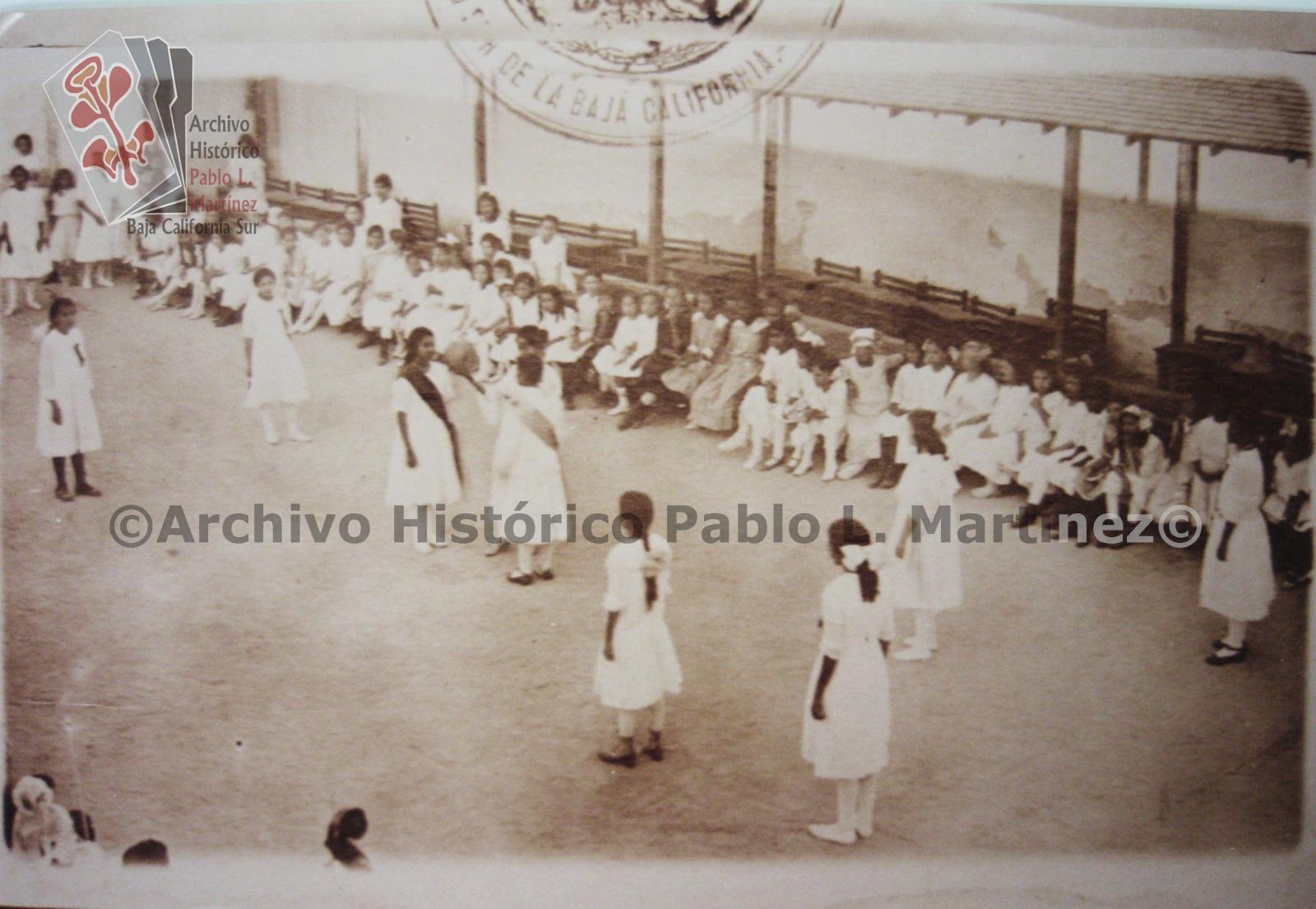 Niñas en juego de basquetbol durante fiesta escolar de fin de curso.
