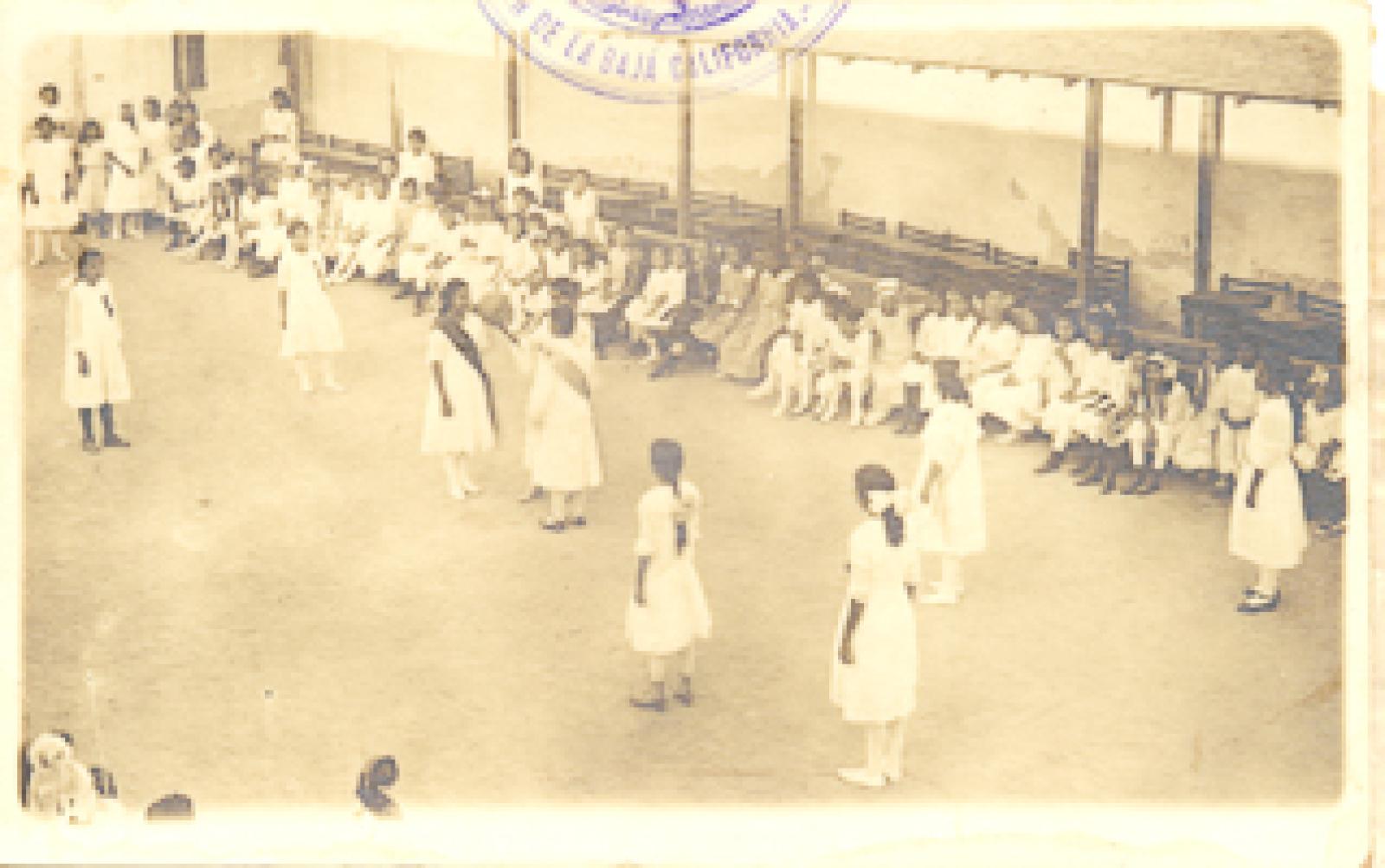 Niñas en juego de basquetbol durante fiesta escolar de fin de cursos.
