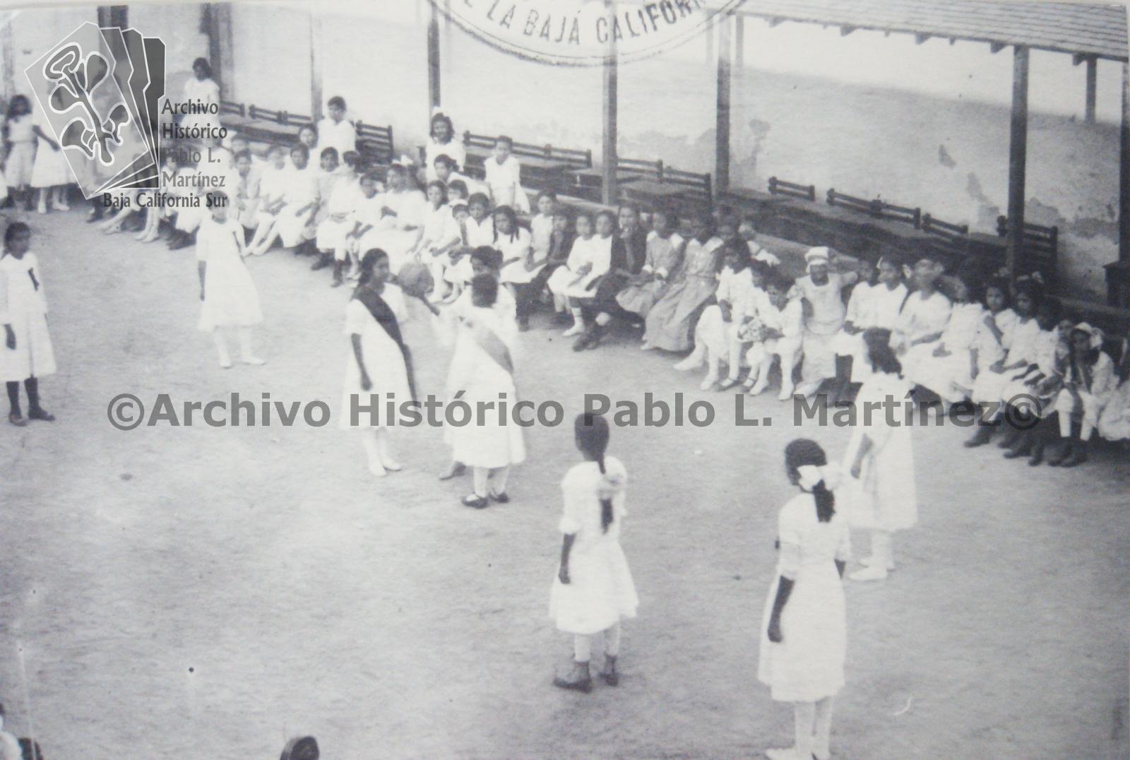 Niñas en juego de basquetbol durante fiesta escolar de fin de cursos.