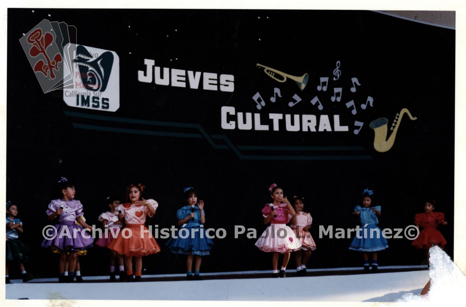 Niñas que bailan en evento cultural, llevado a acabo en el Teatro al aire libre del IMSS. La Paz, Baja California Sur.