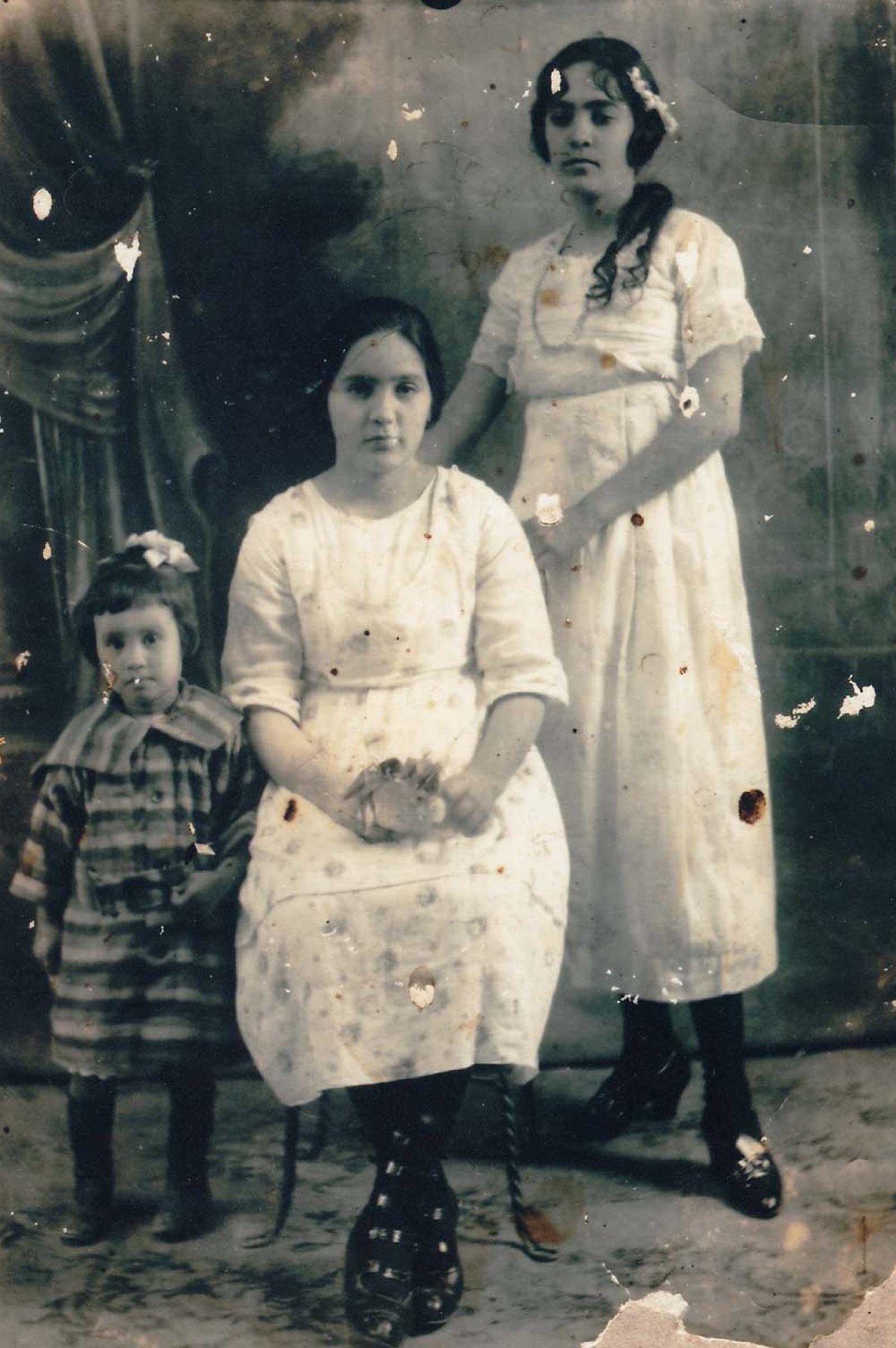 Niñas que visten elegante, retrato.