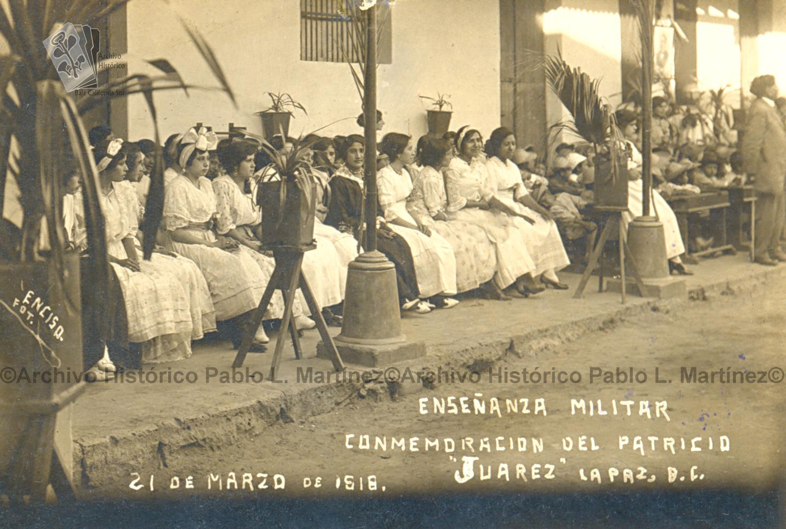 Niñas sentadas en fila, durante los honores a Benito Juárez