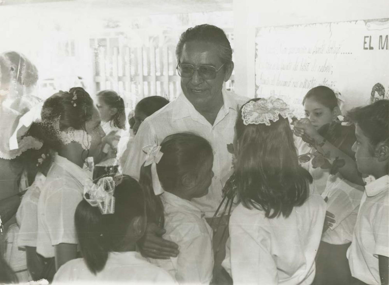 Niñas y hombre el actividad escolar.