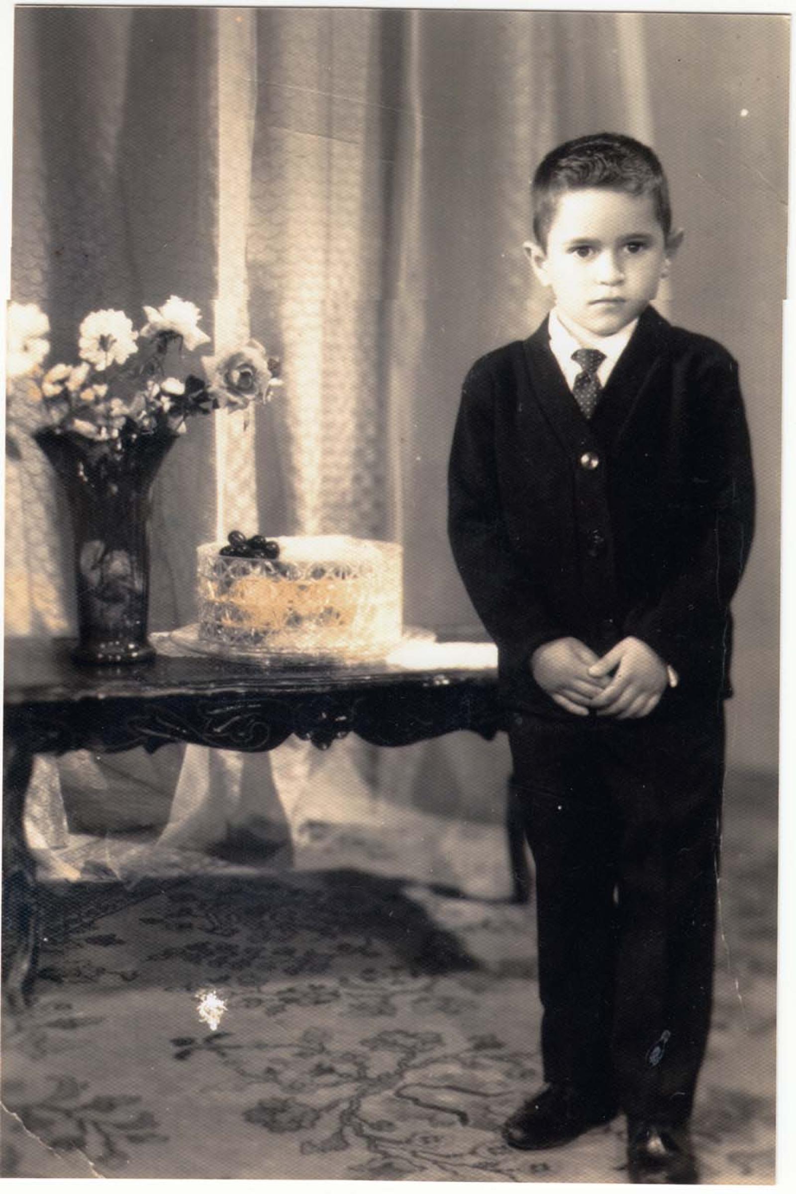 Niño con pastel.