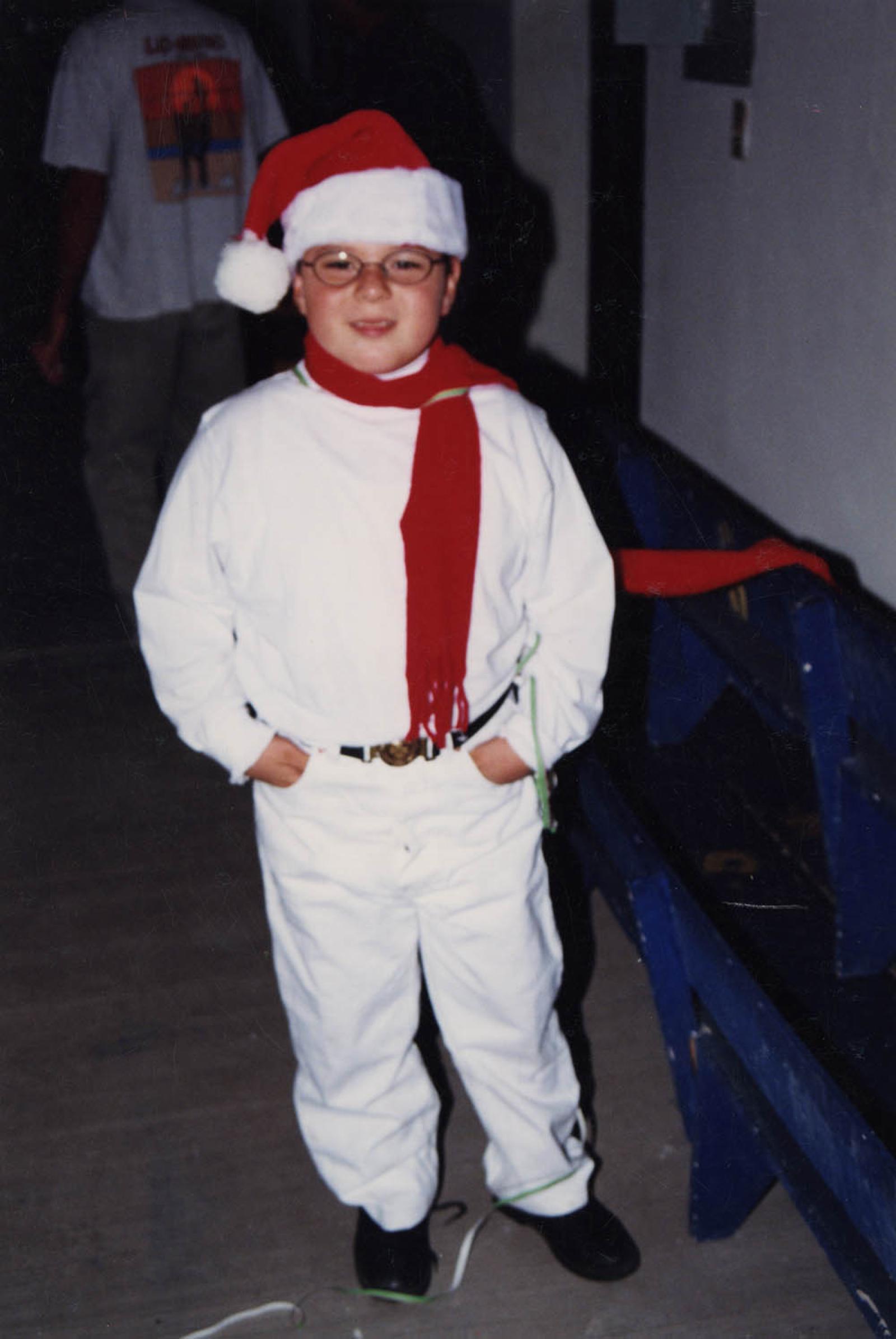 Niño con su vestuario navideño, retrato.