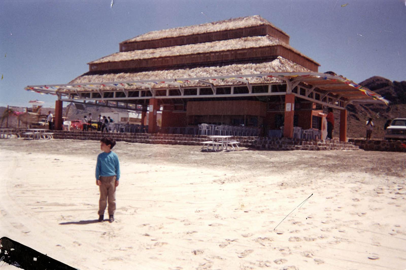 Niño, frente a restaurant.