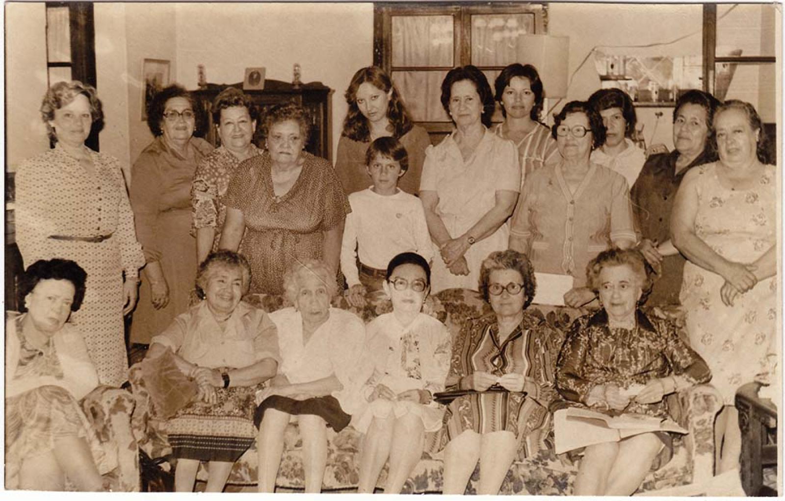 Niño junto a grupo de mujeres.