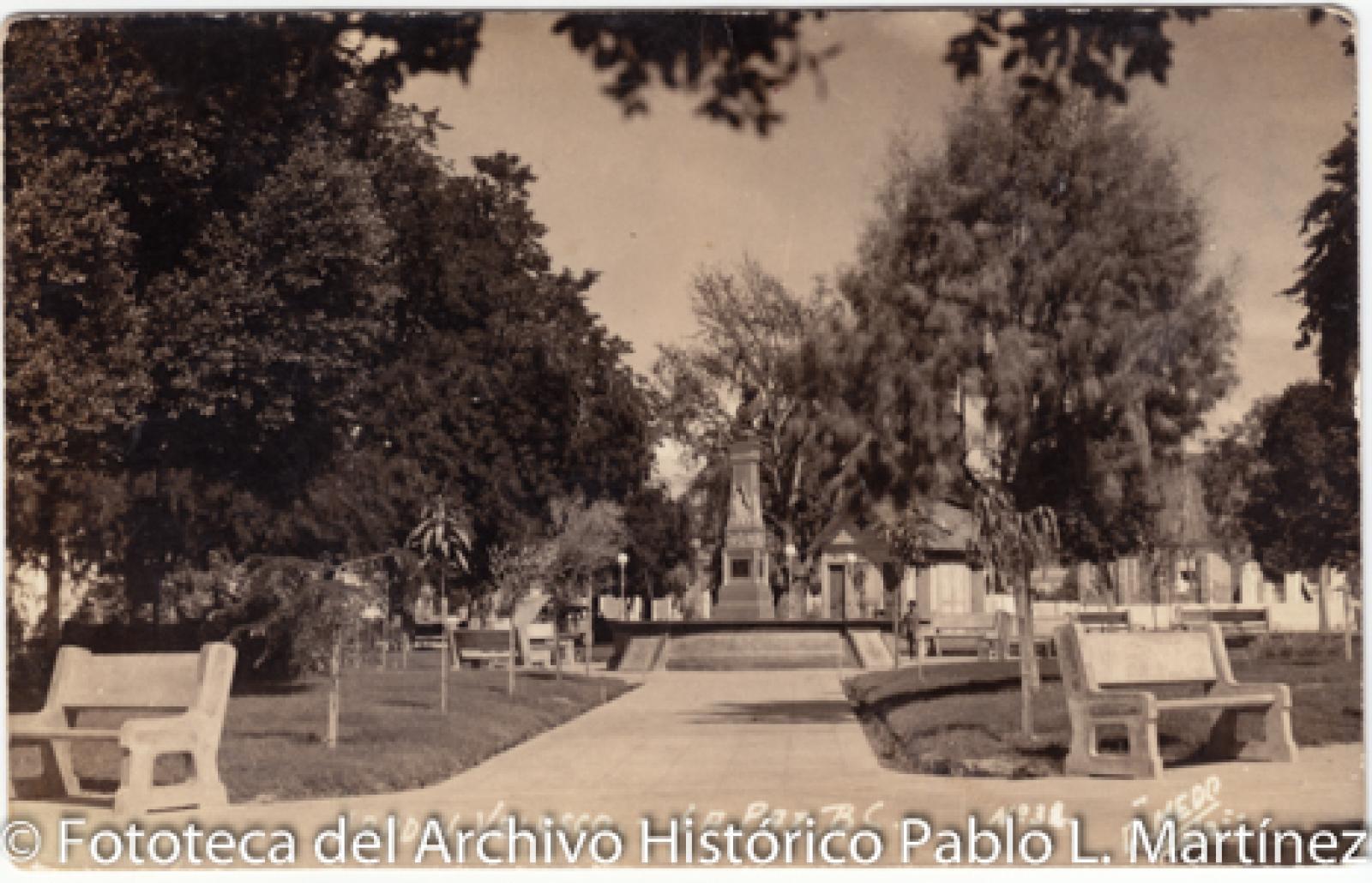 Niño junto al monumento Benito Juárez en “Jardín Velasco, La Paz, Baja California.”