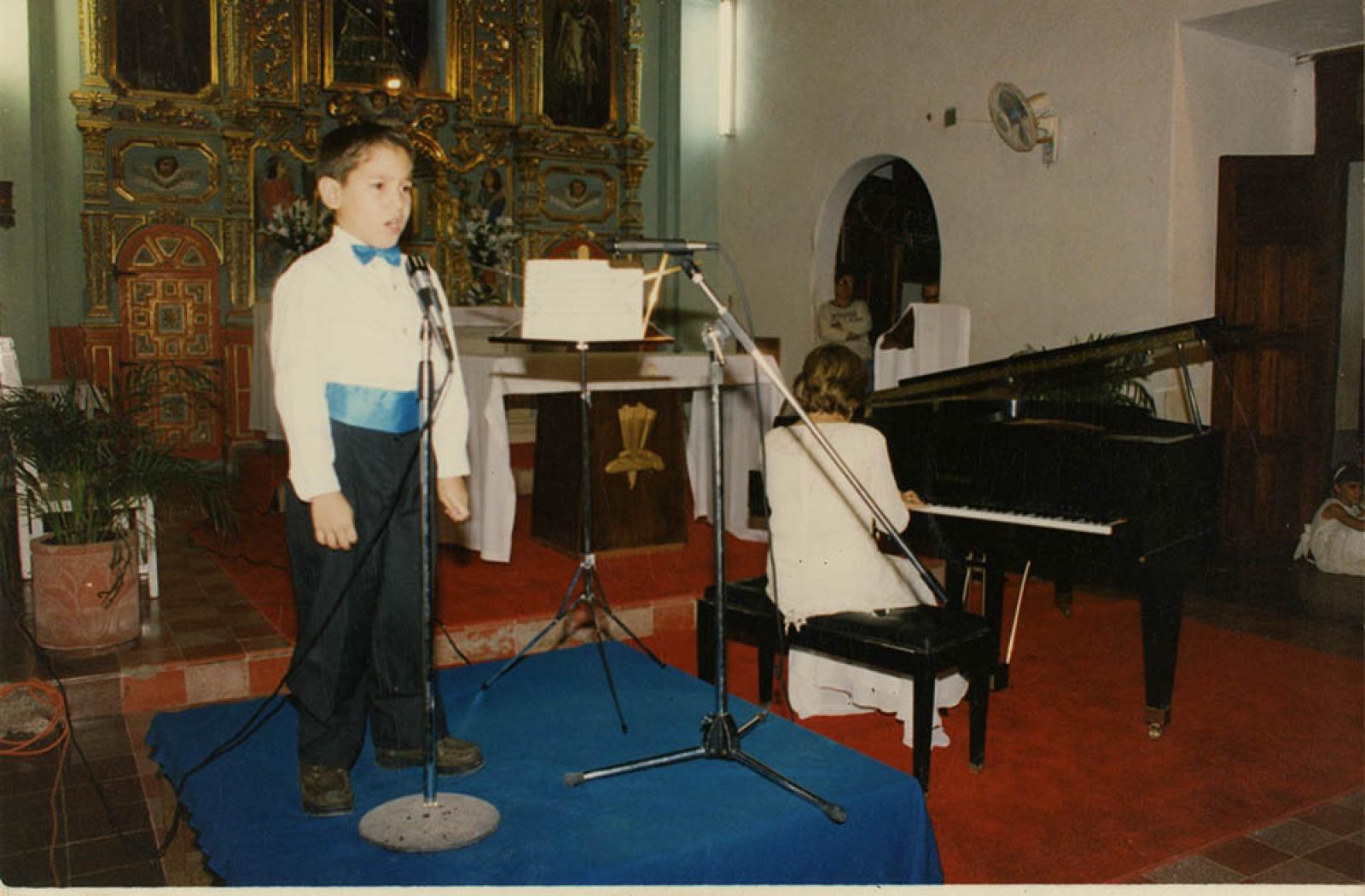 Niño que canta en la misión de Nuestra Señora de Loreto, retrato.