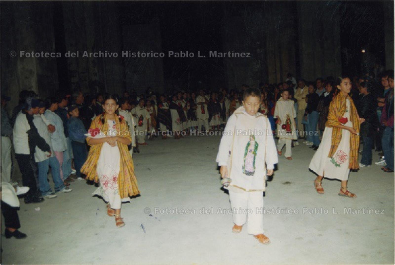 Niños actúan en pastorela.