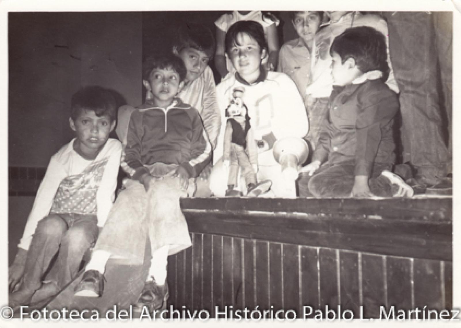 Niños con marionetas en escenario