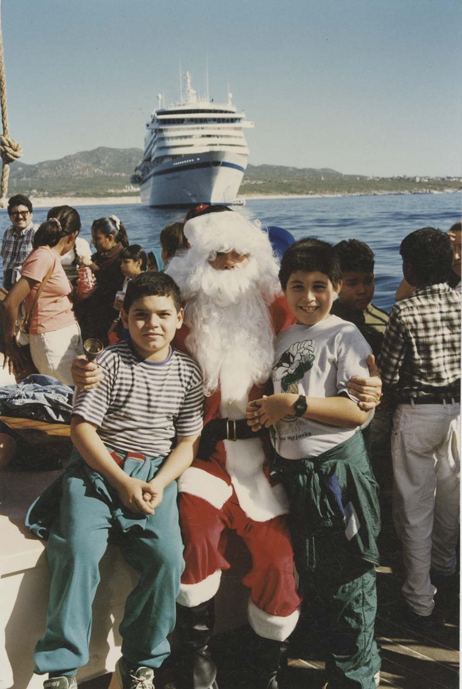 “Niños de la escuela primaria Jesús Castro Agúndez, con Santa Claus”.