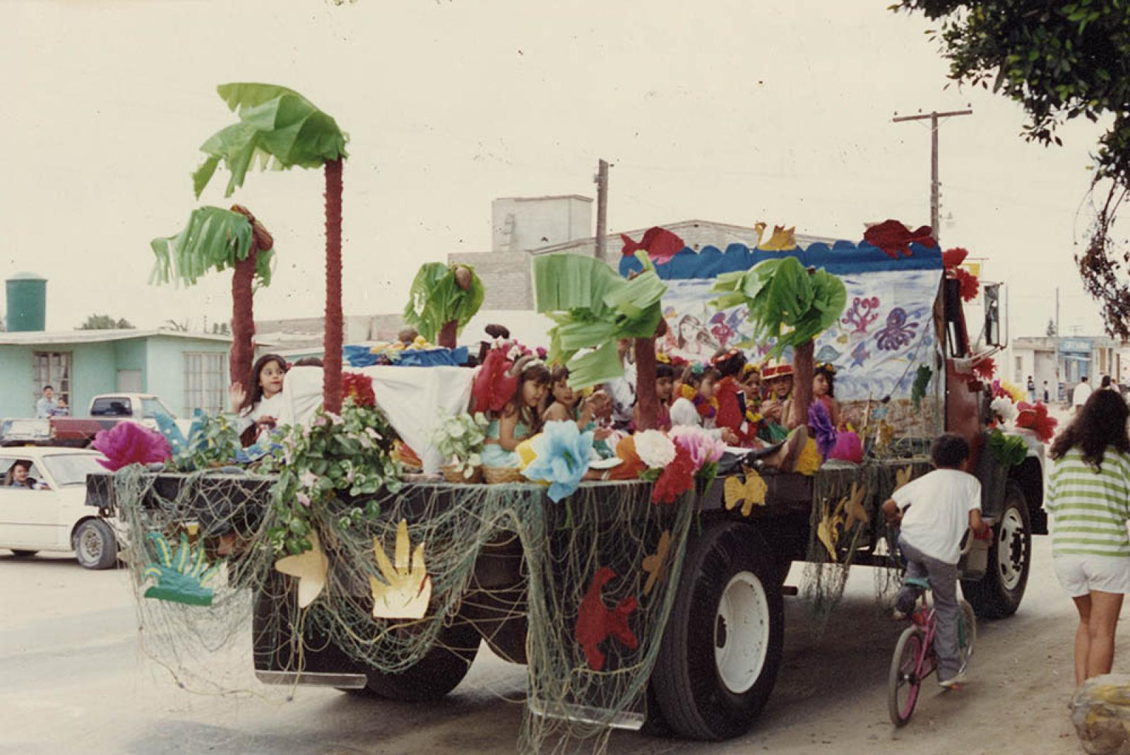 “Niños de los jardines General Ignacio Allende, Nueva Creación, Estado de Baja California Sur y Juana de Asbaje participan en desfile con motivo del natalicio de Benito Juárez y del inicio de la primavera”.