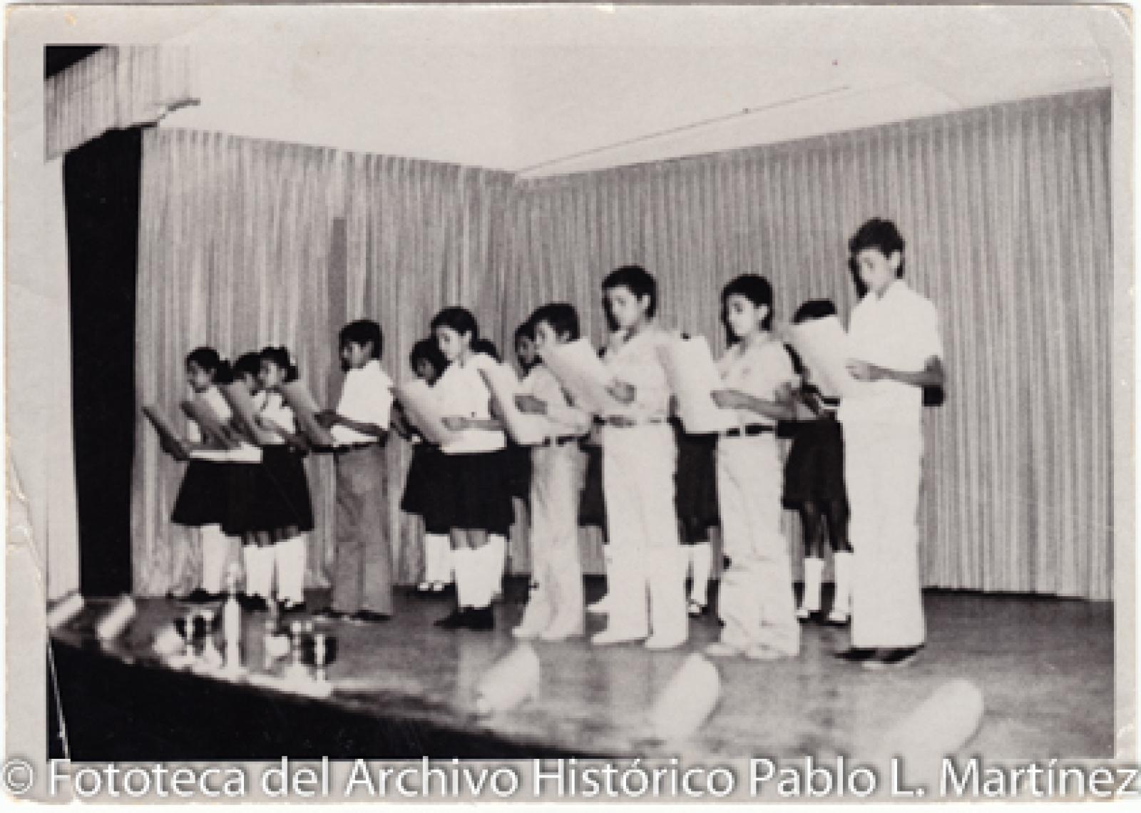Niños en escenario.