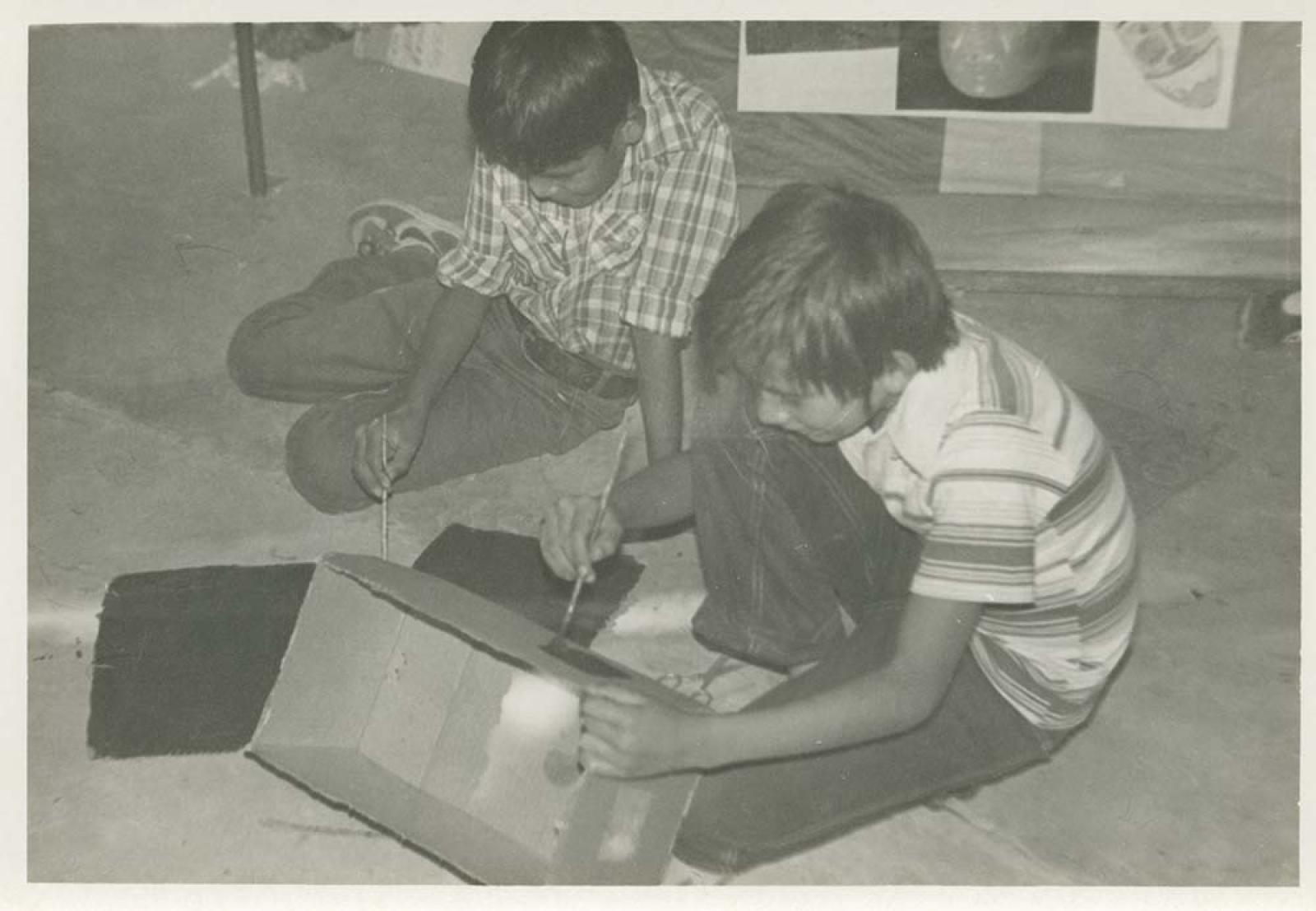 Niños en taller artístico.