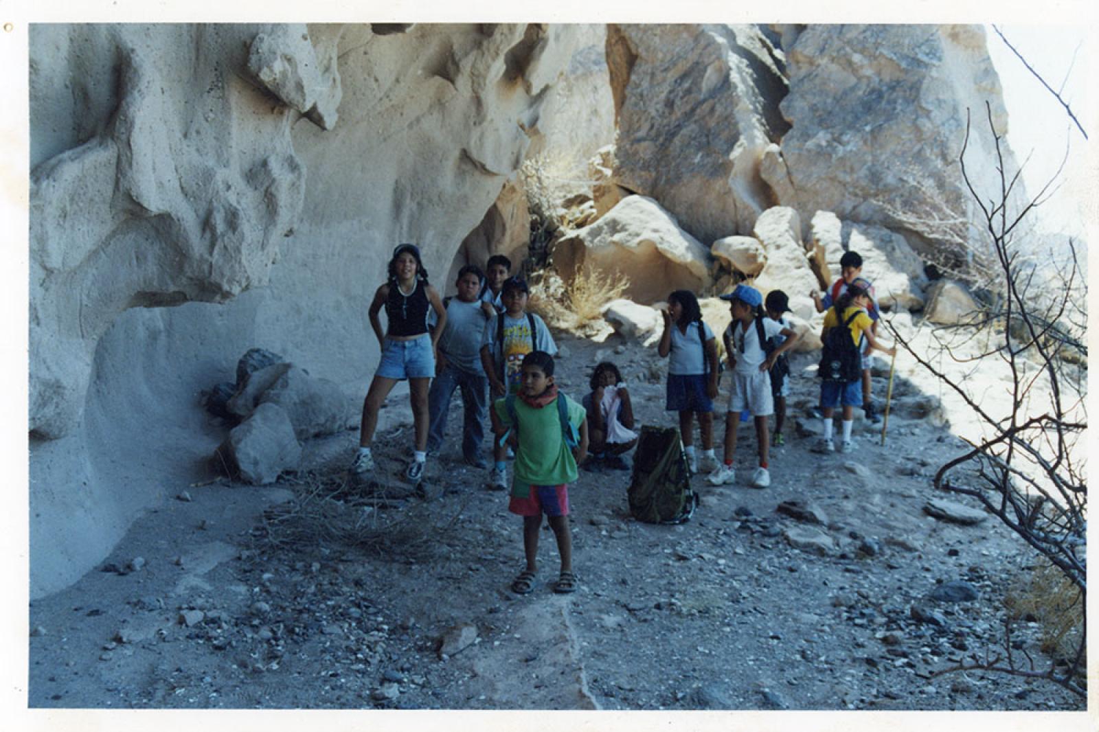 Niños exploran el cerro de La Calavera.