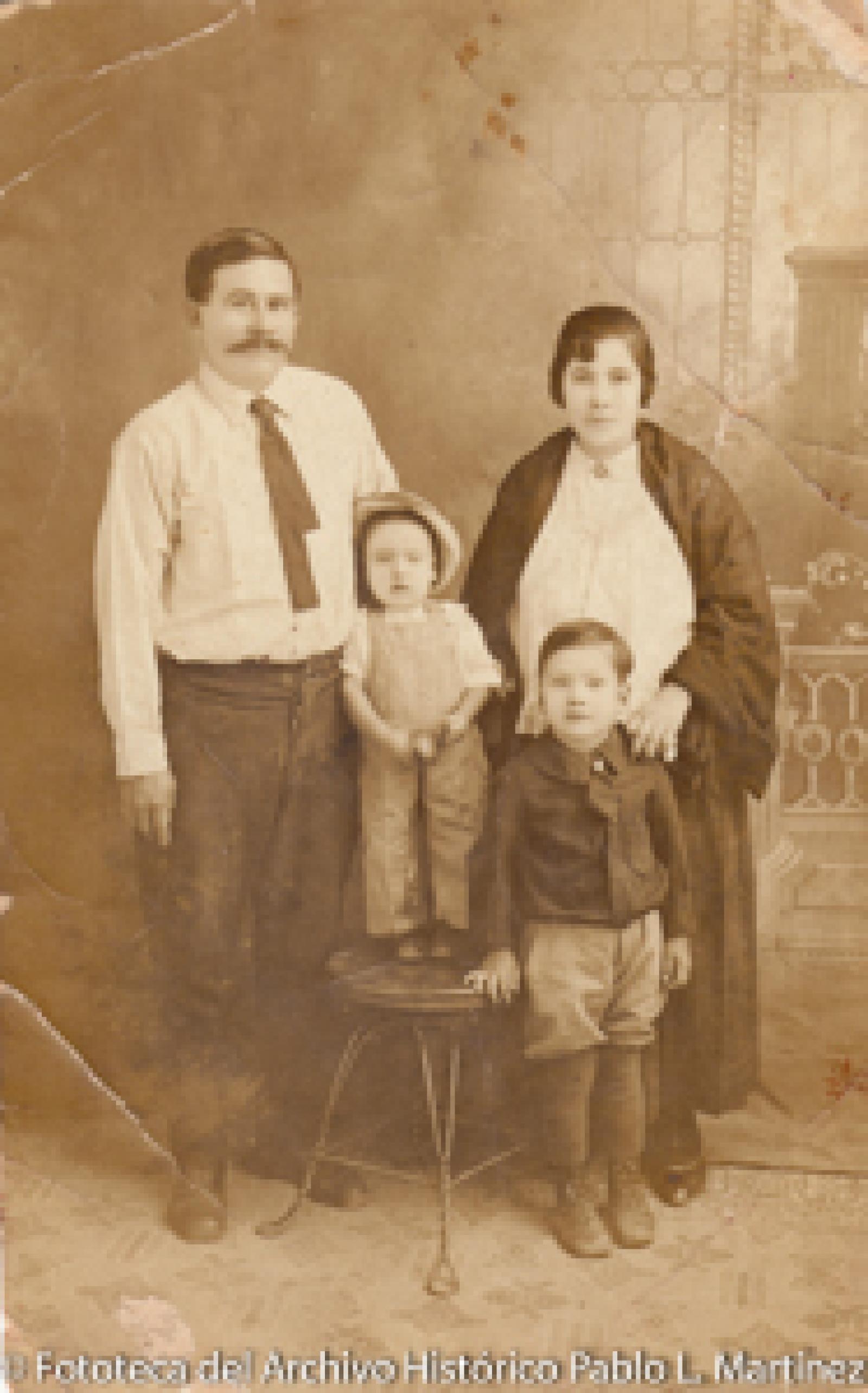 Niños, hombre y mujer, retrato.