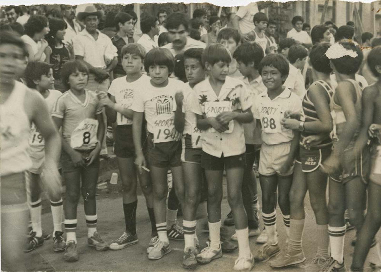 Niños participantes en carrera de atletismo.