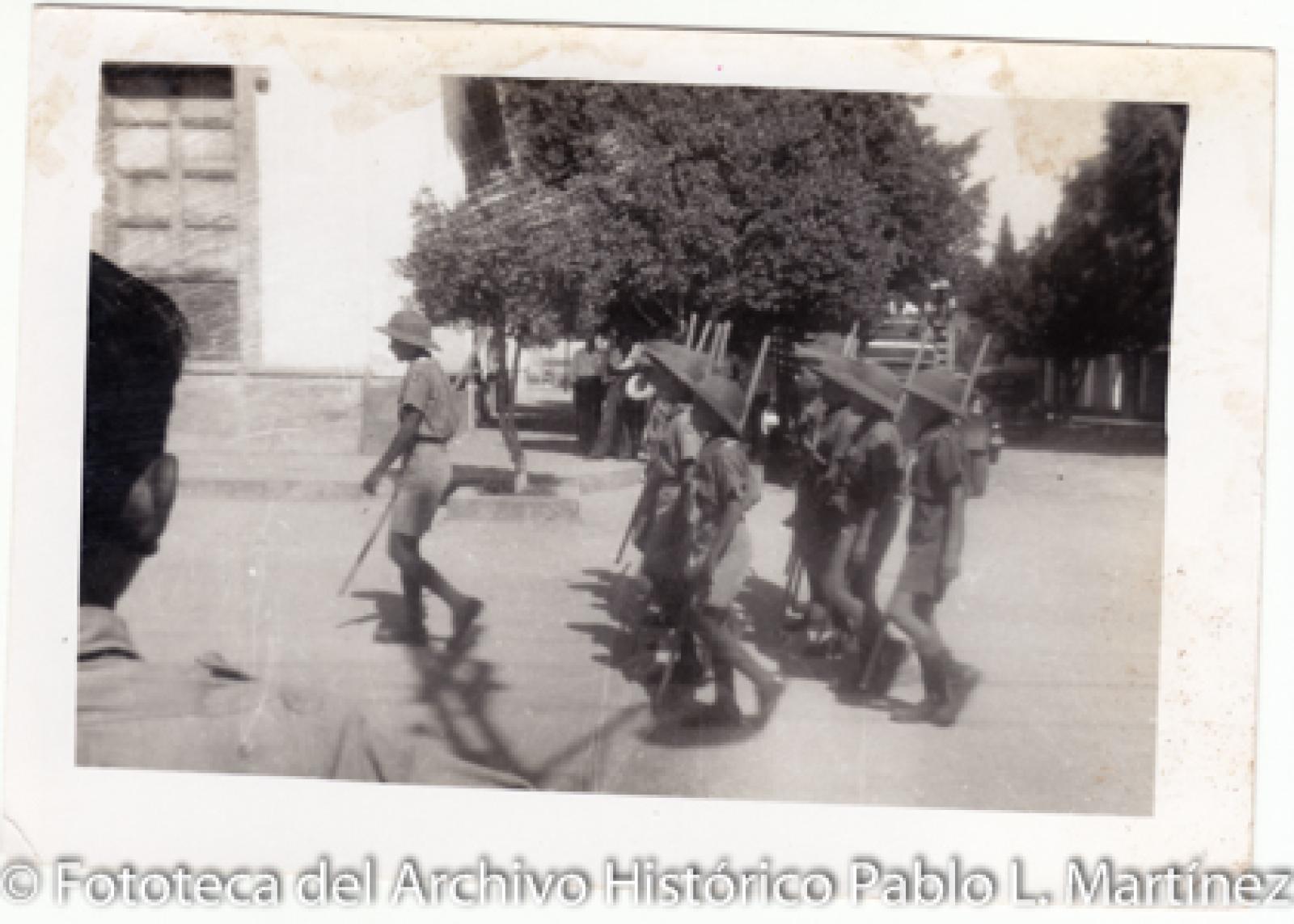 Niños que participan en desfile, uniformados.