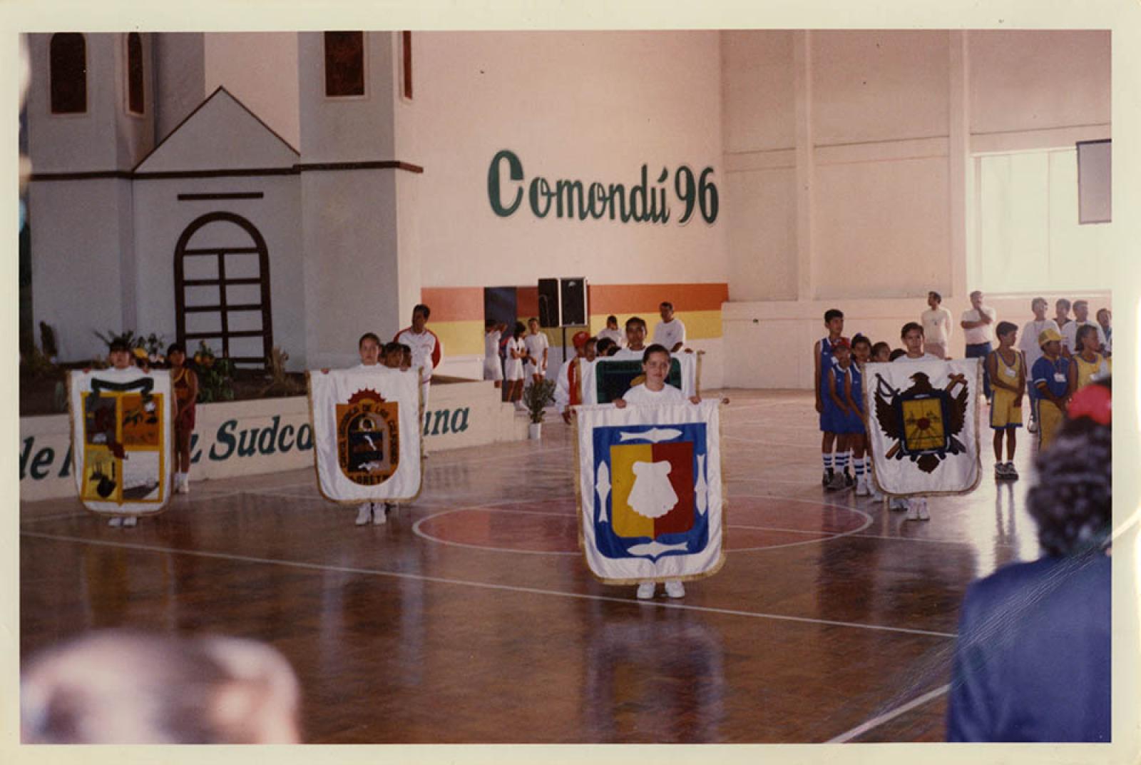 Niños que participan en evento deportivo, retrato.
