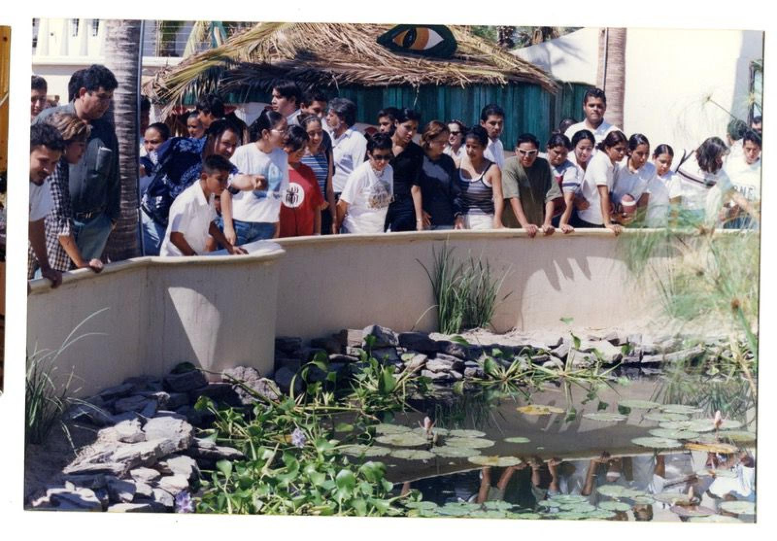 Niños y jóvenes en el Serpentario de La Paz, Baja California Sur.