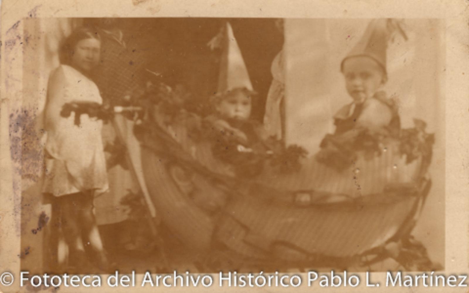 Niños y niña con disfraces.