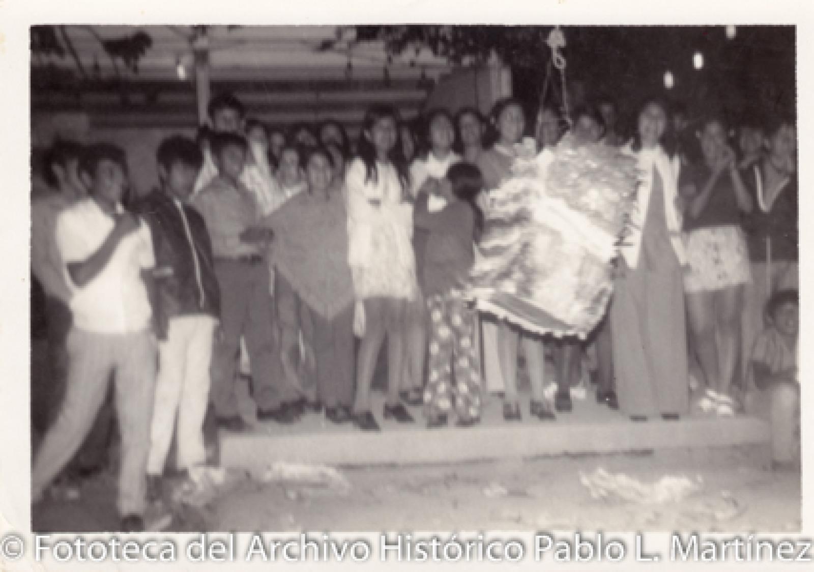 Niños y niñas en fiesta