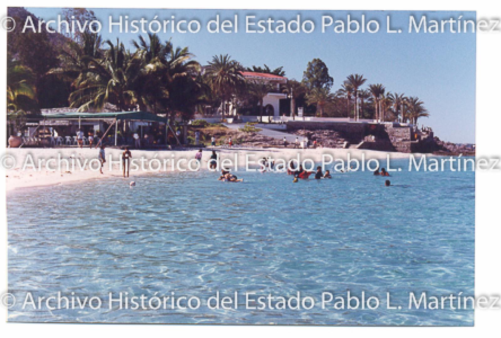 Niños y niñas en playa el “caimancito”.