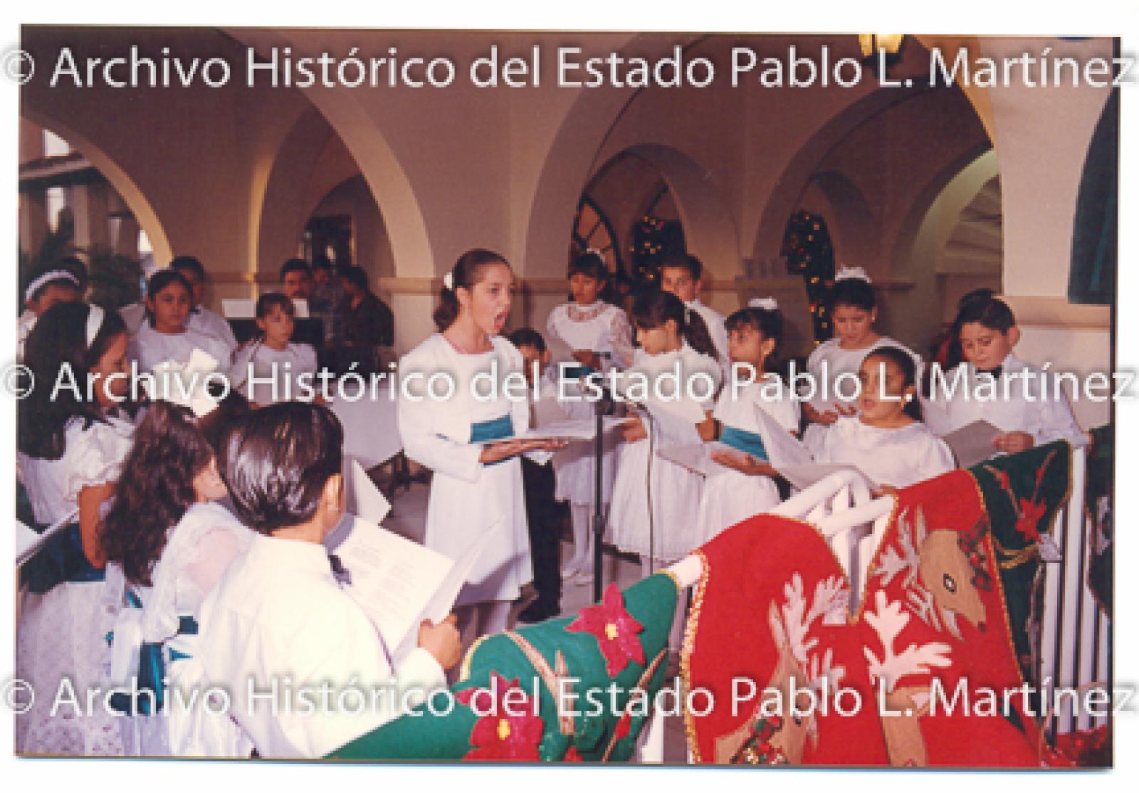 Niños y niñas en villancico.