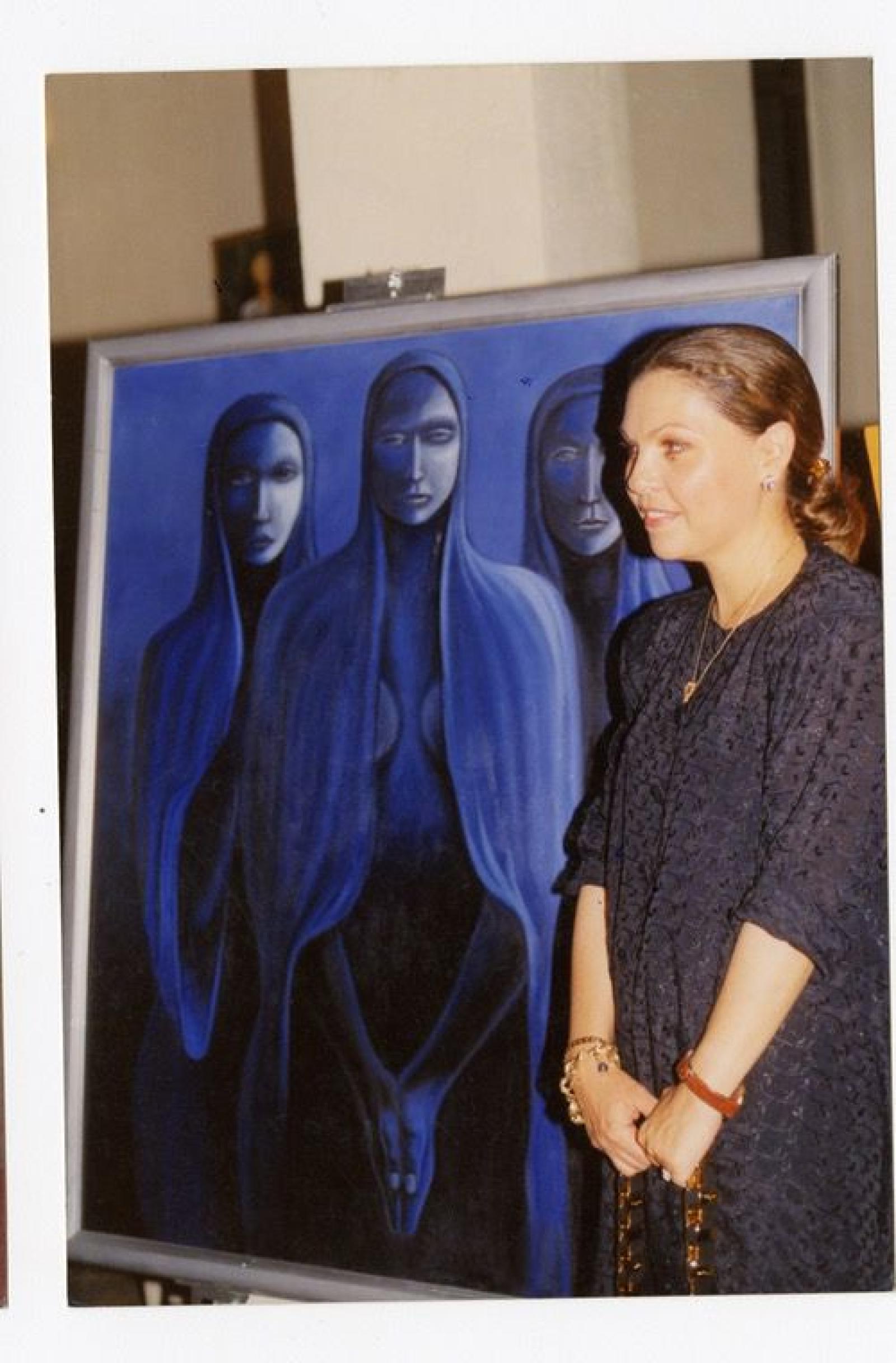 Nora Coppola, posa en una de sus creaciones artística.