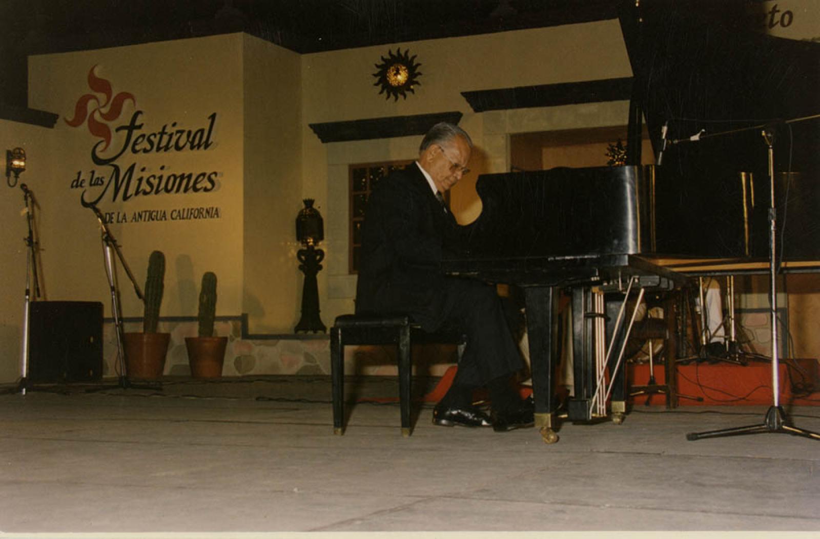 Norberto Flores en presentación de recital.