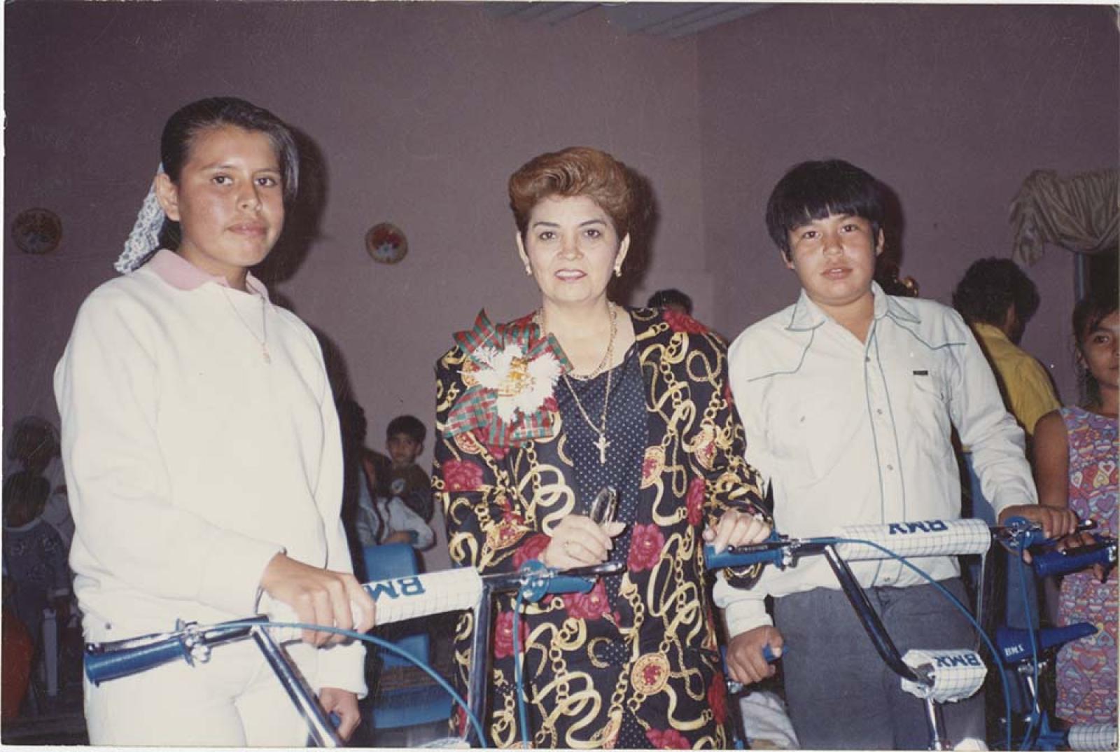 Norma Pérez, entrega bicicletas a niños.