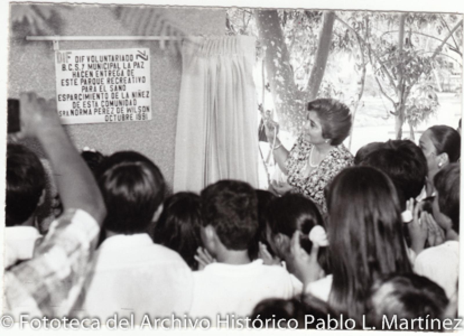 Norma Pérez, revela placa conmemorativa.