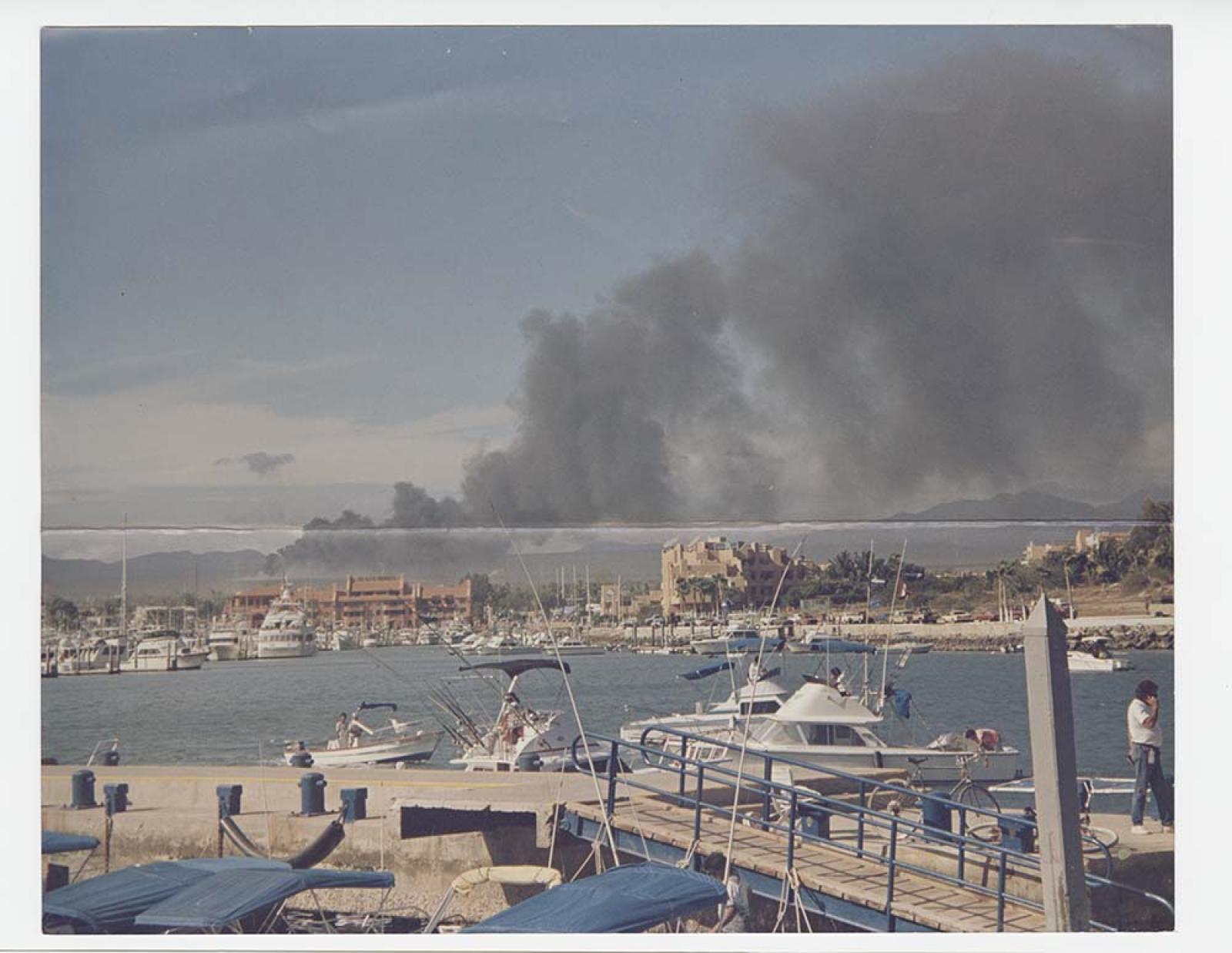 Nube de humo en el puerto de Cabo San Lucas.