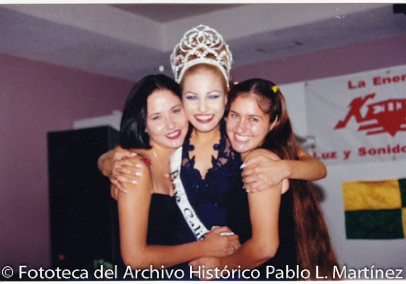 “Nuestra Belleza, Baja California Sur”, abraza a dos mujeres.
