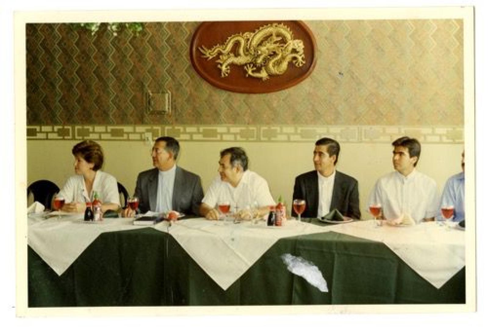 Obispo Braulio Rafael León Villegas y acompañantes en restaurante.
