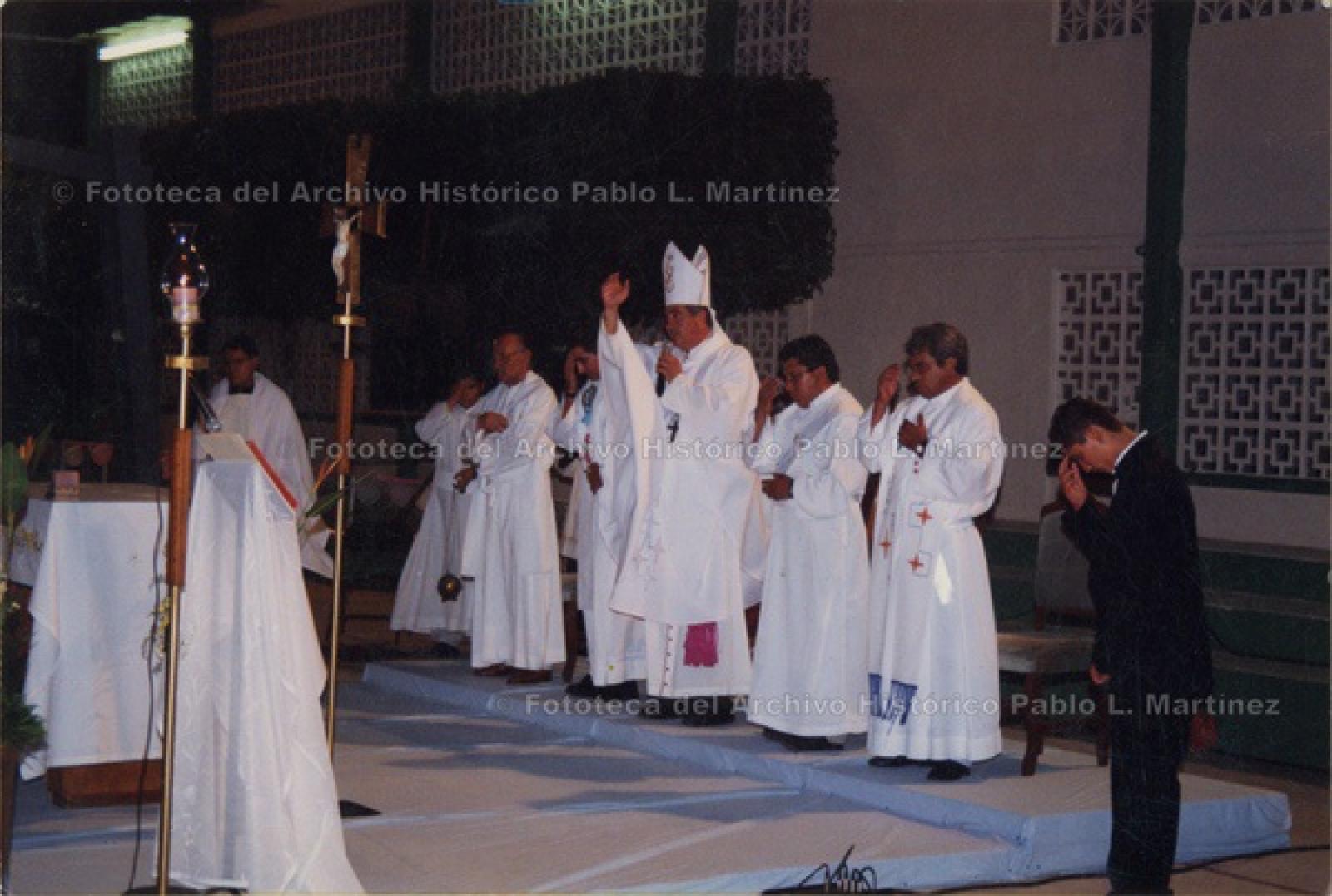 Obispo da la bendición a feligreses durante ceremonia religiosa.