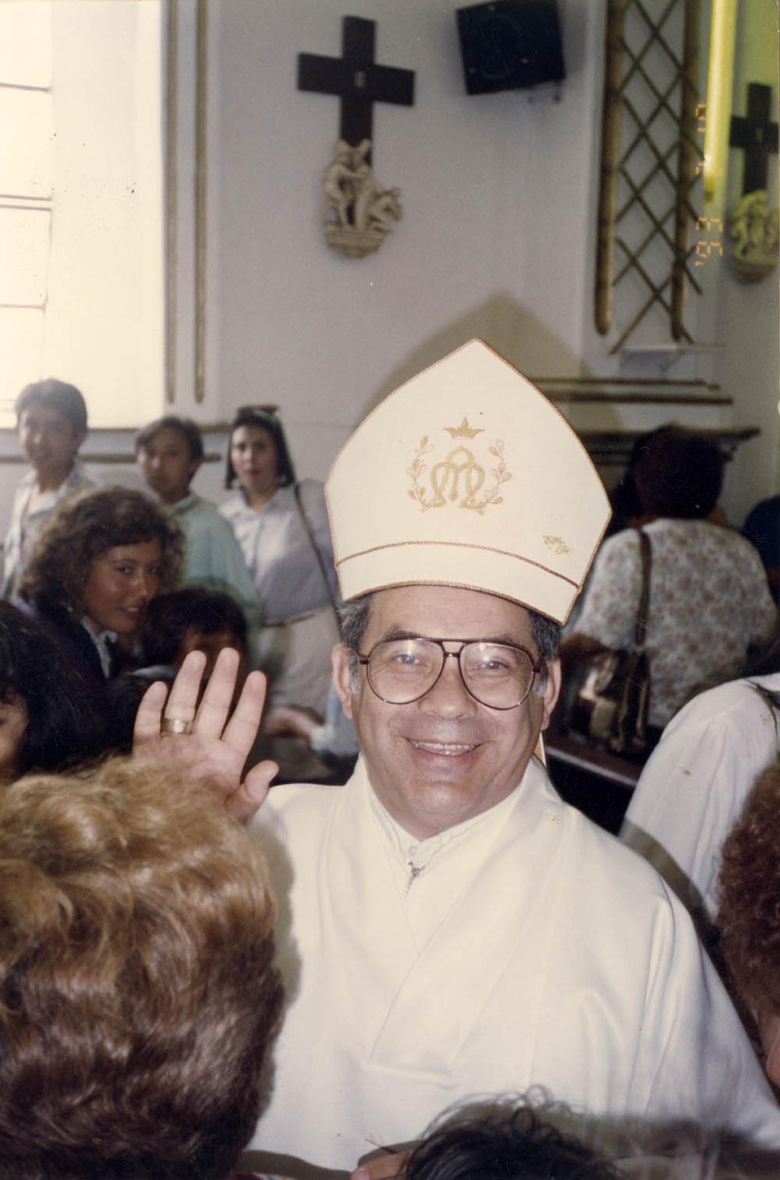Obispo en la Catedral de Nuestra Señora del Pilar, La Paz, Baja California Sur.