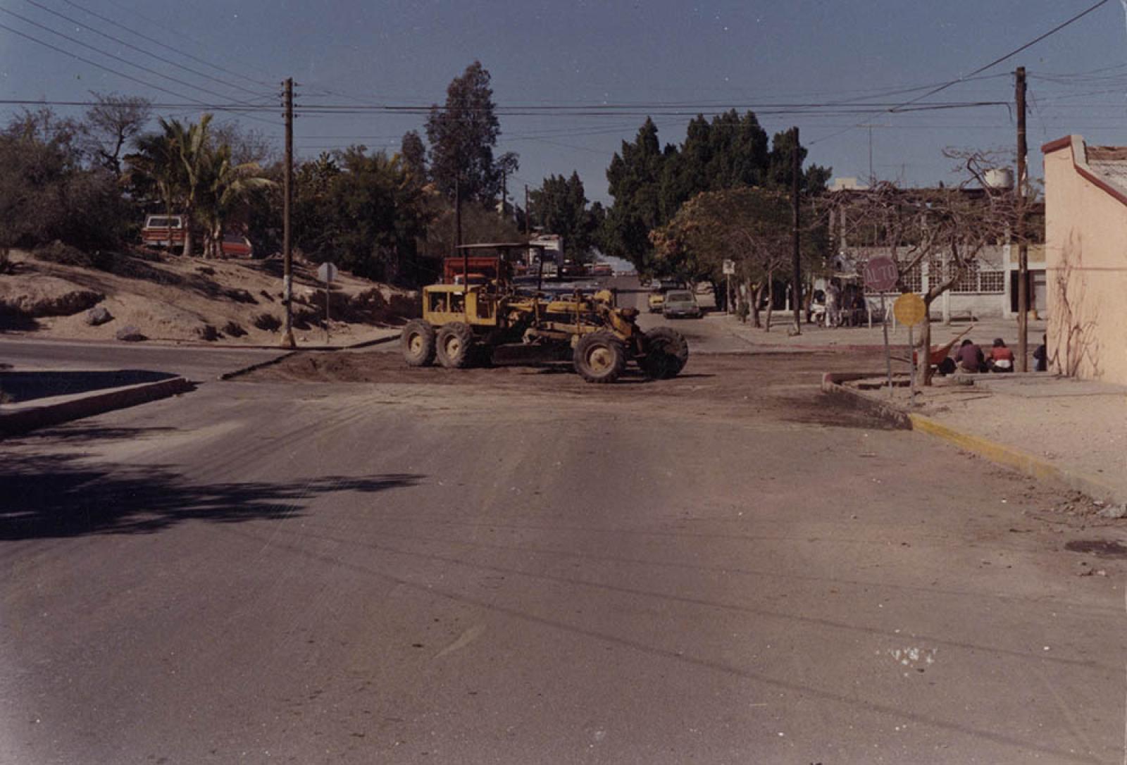 Obra de reencarpetamiento en cruce de las calles Santos Degollado y Guillermo Prieto.